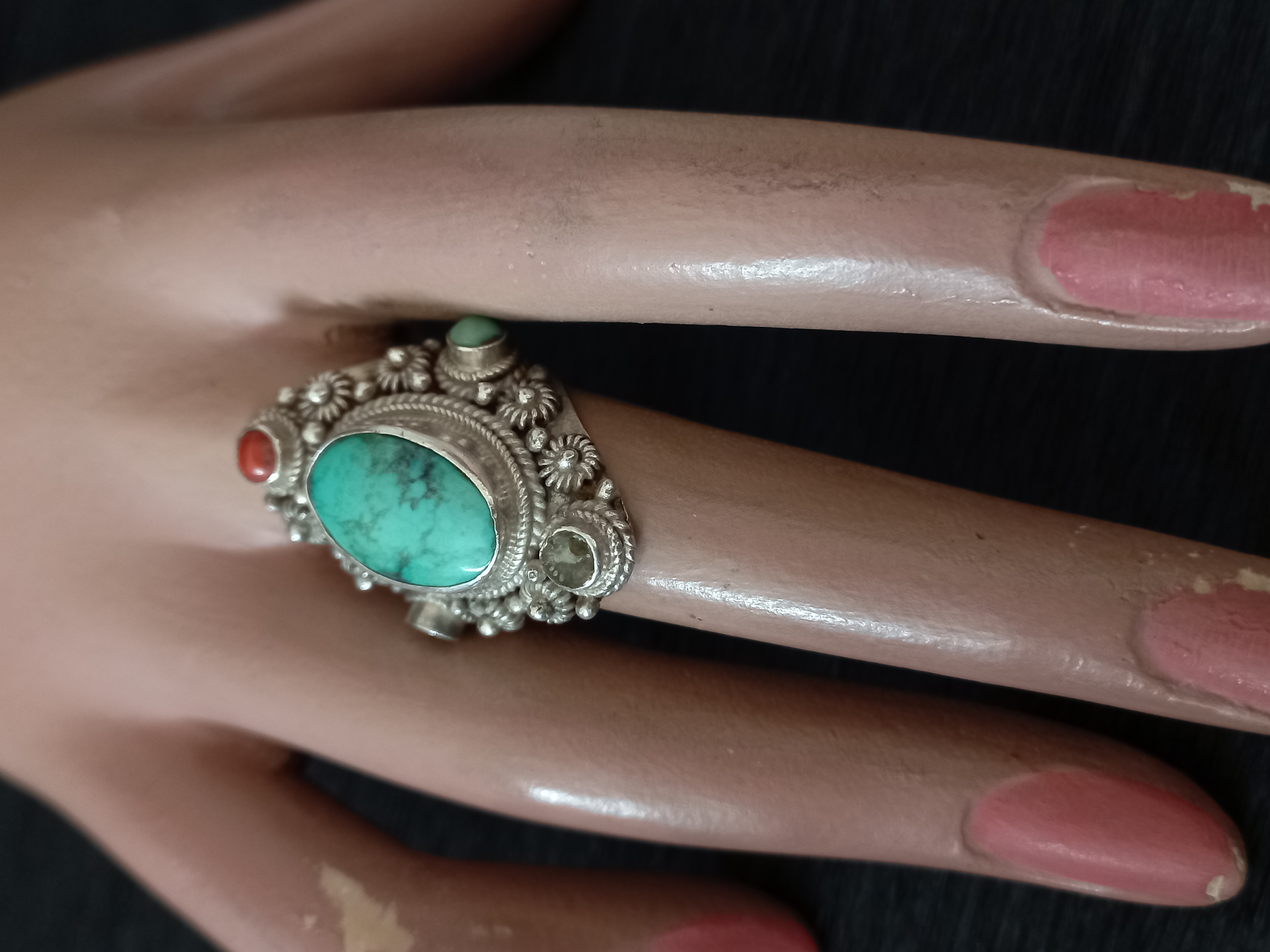 Anello etnico vintage, con turchese ovale e altre pietre dure