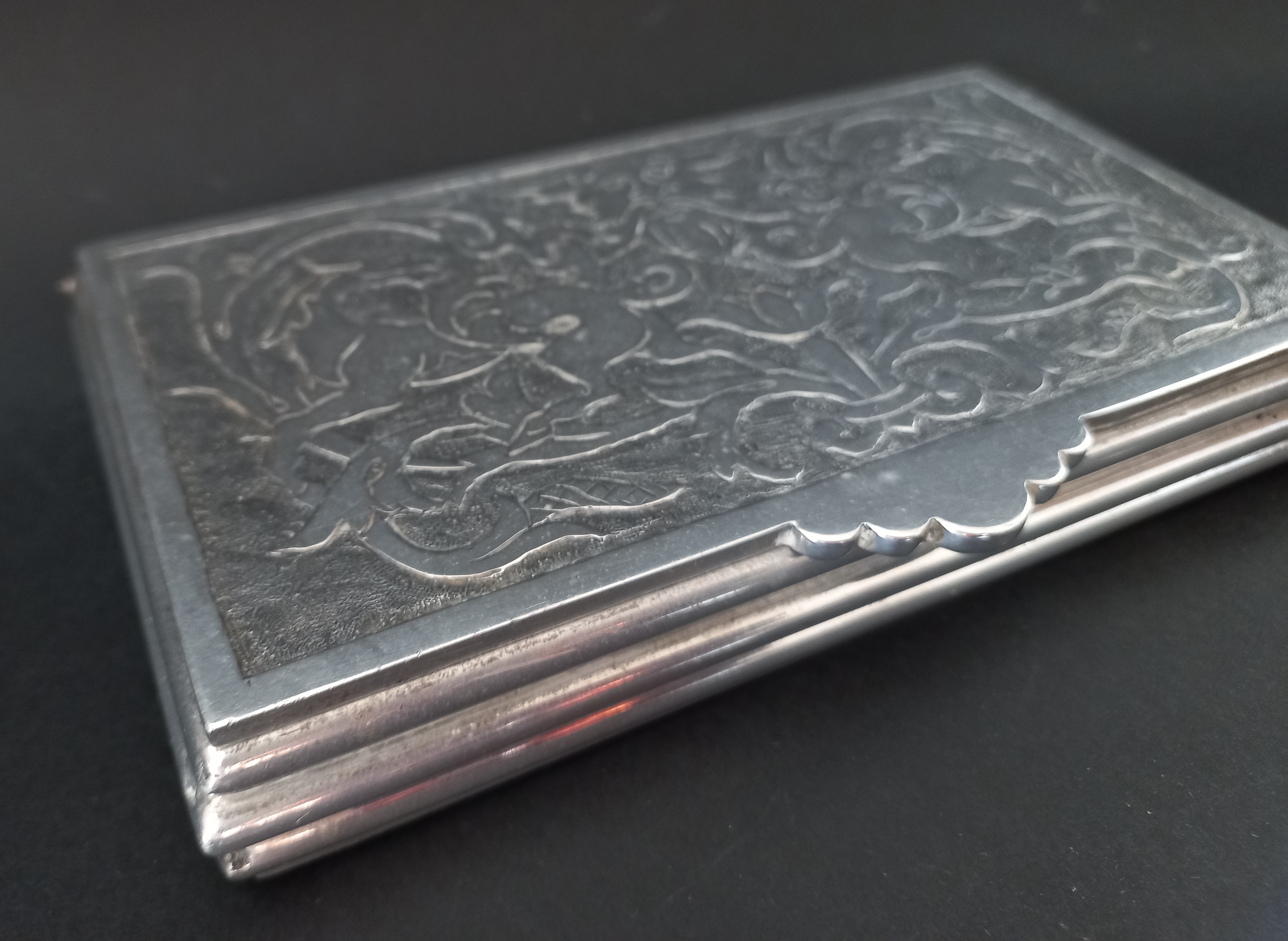 Scatola decorata con dragi e maschera, vintage