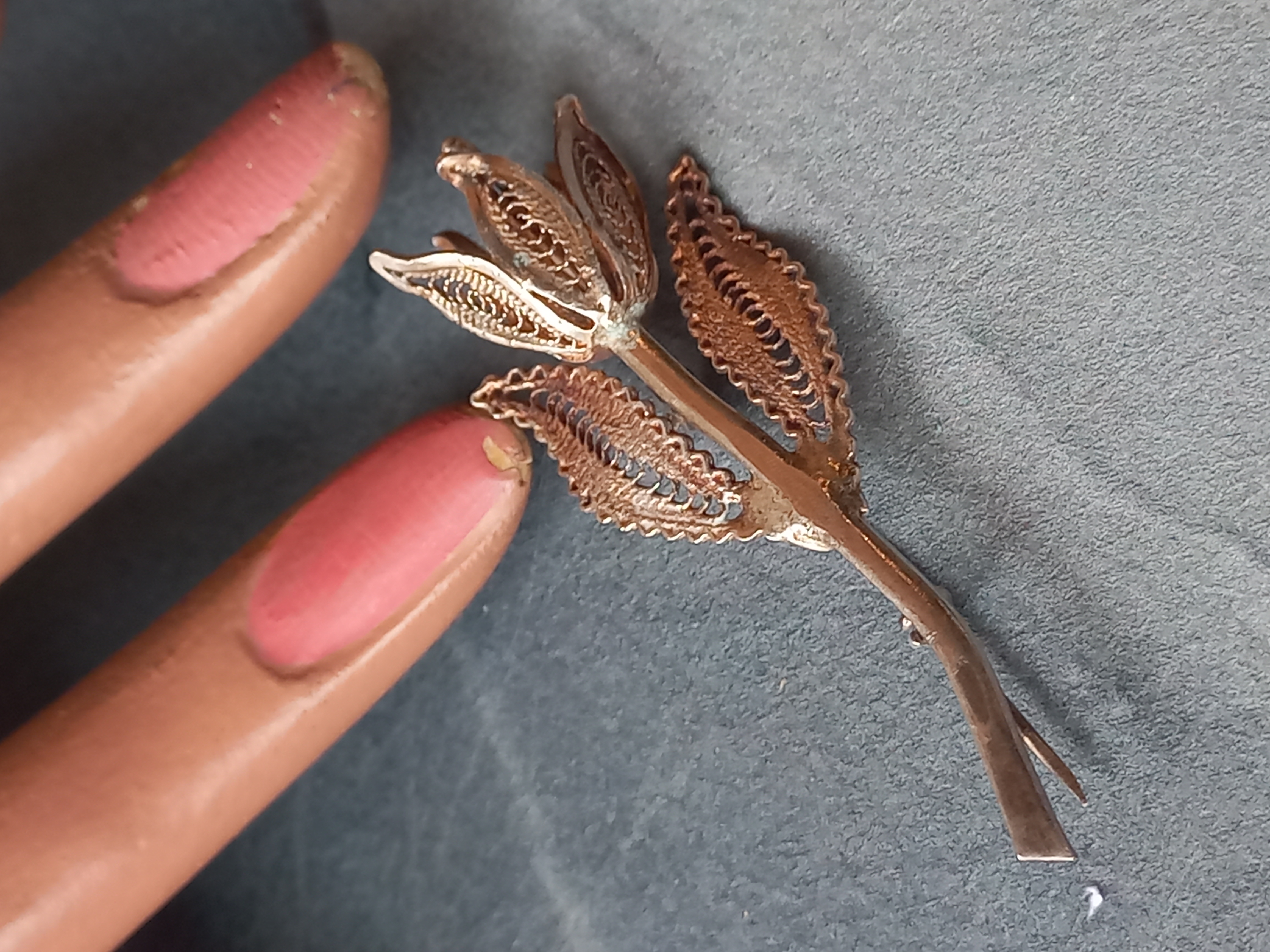 Spilla romatica a forma di fiore in filigrana , ca. 1940