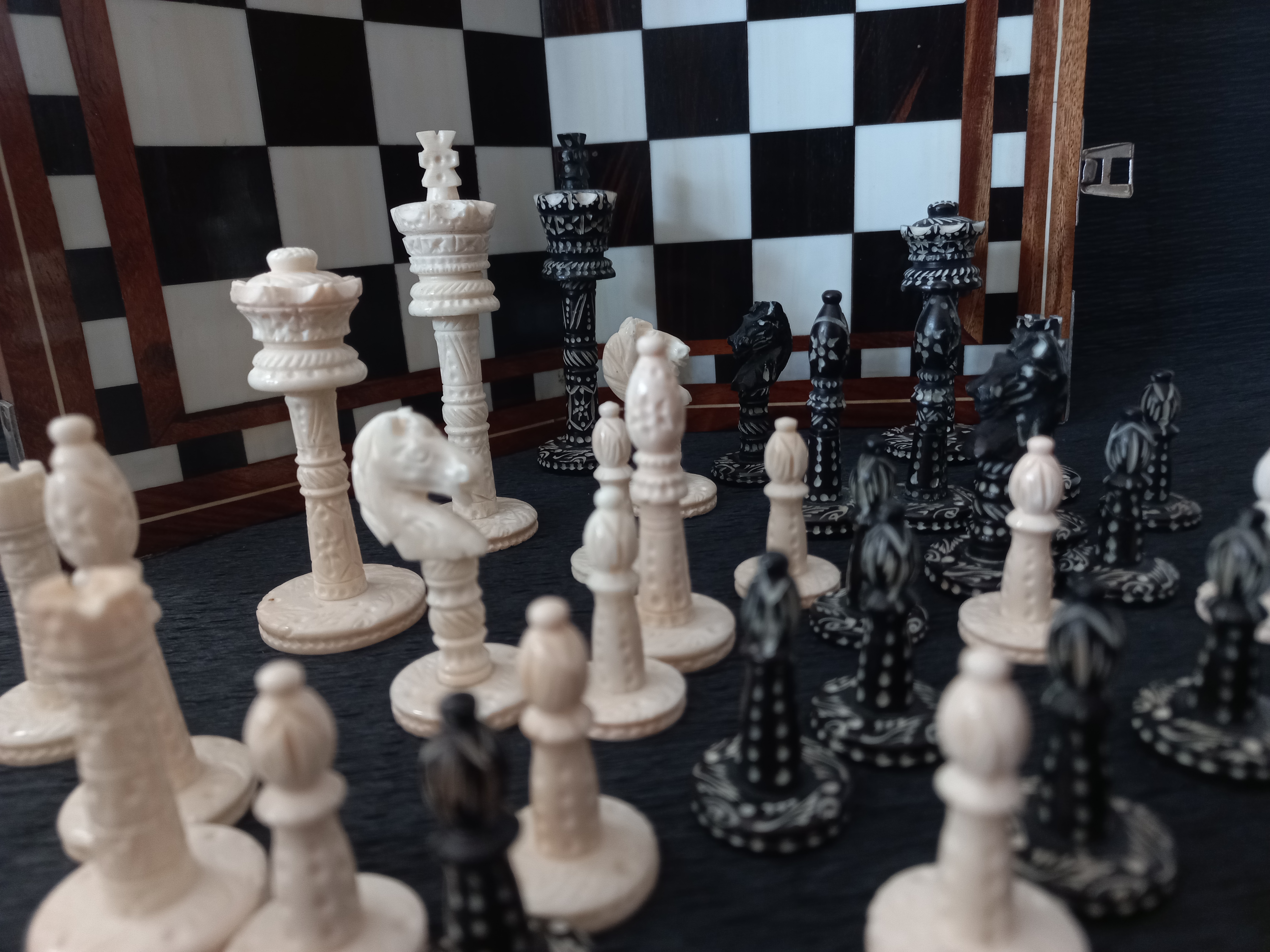 Scacchiera in legno e osso, Oriente ca. 1930