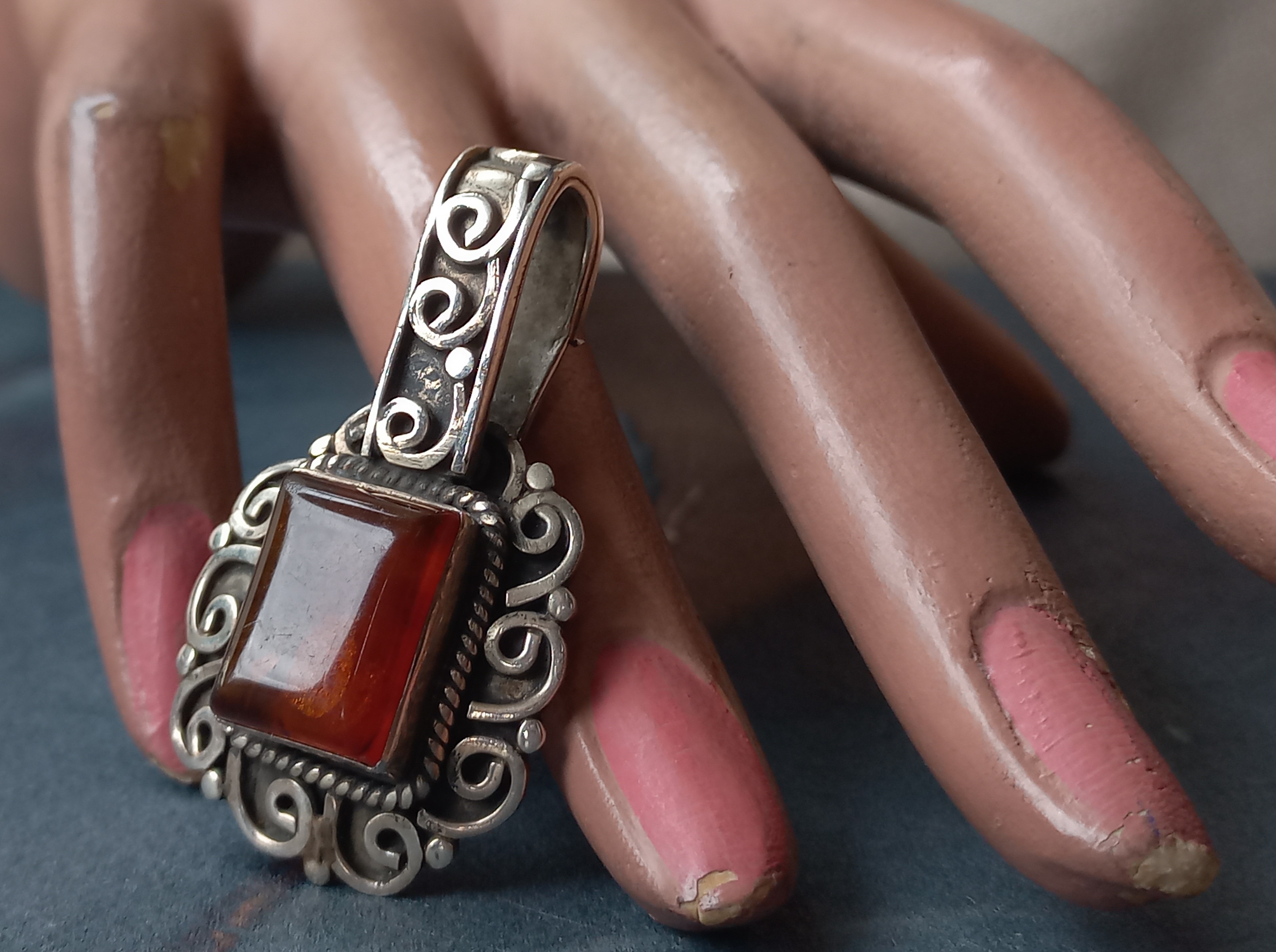 Pendente vintage con ambra e decori etnici