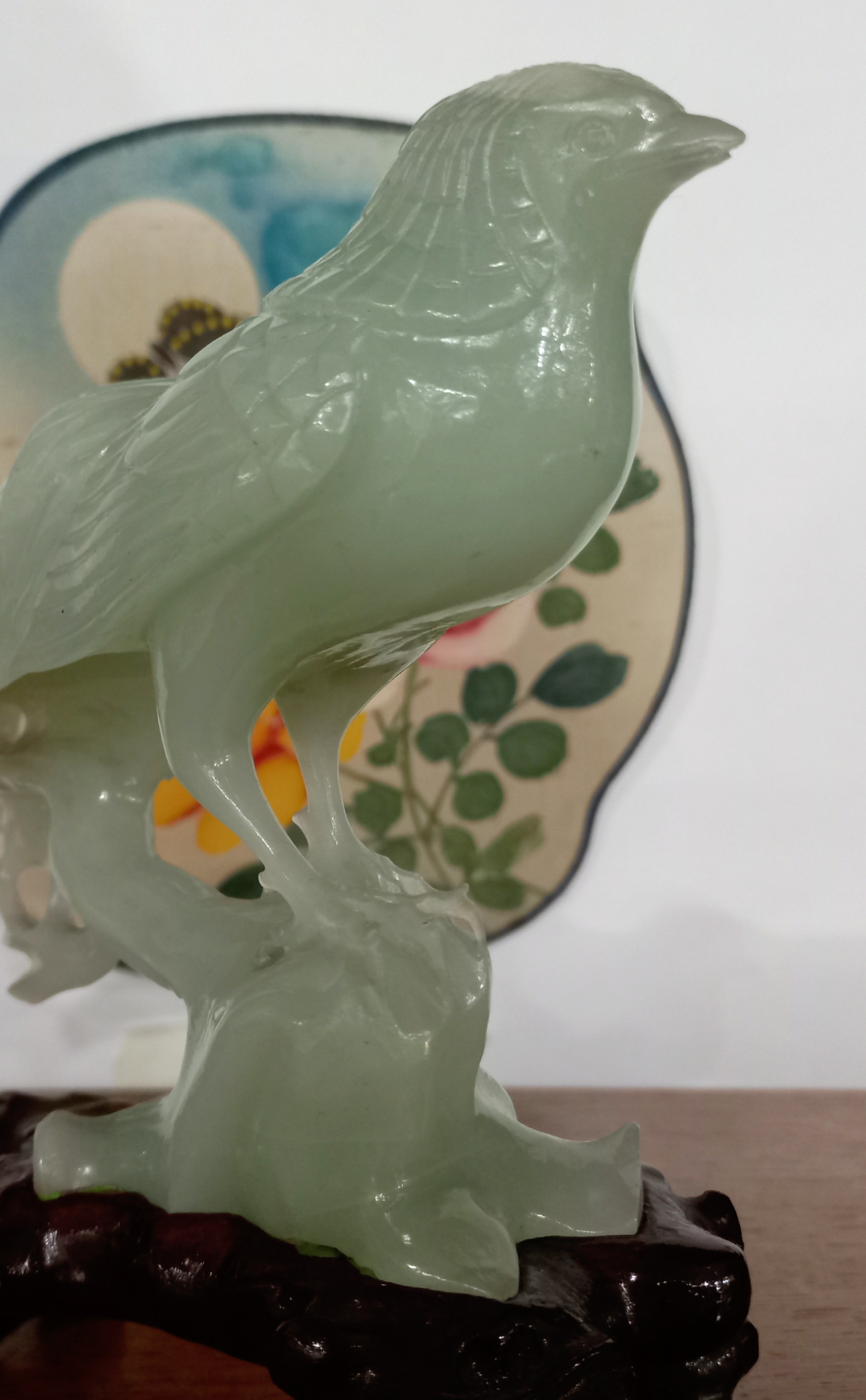 Fenice in Giada verde, scolpita a mano su piedistallo in legno scuro