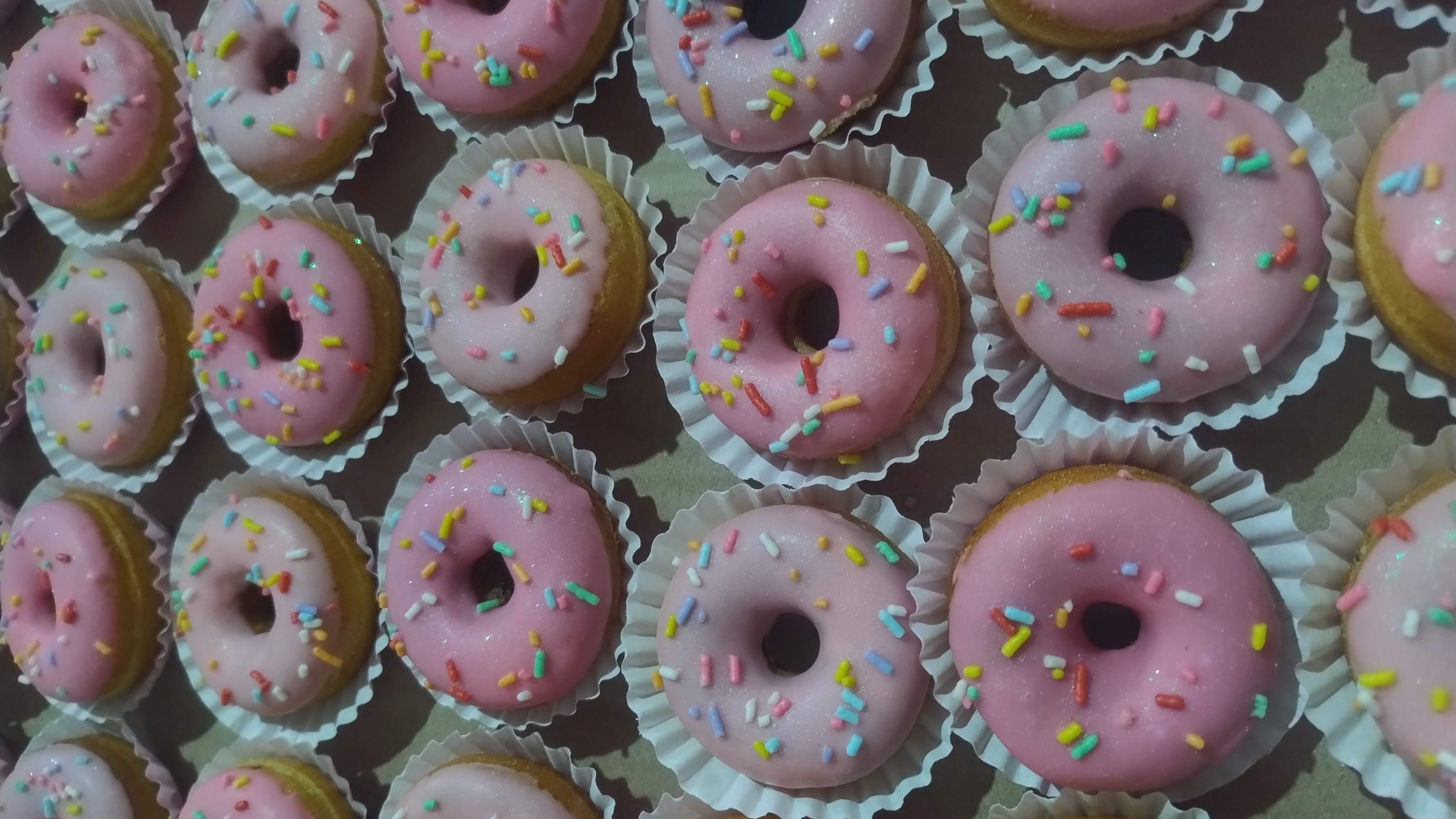 Donuts com cobertura rosa