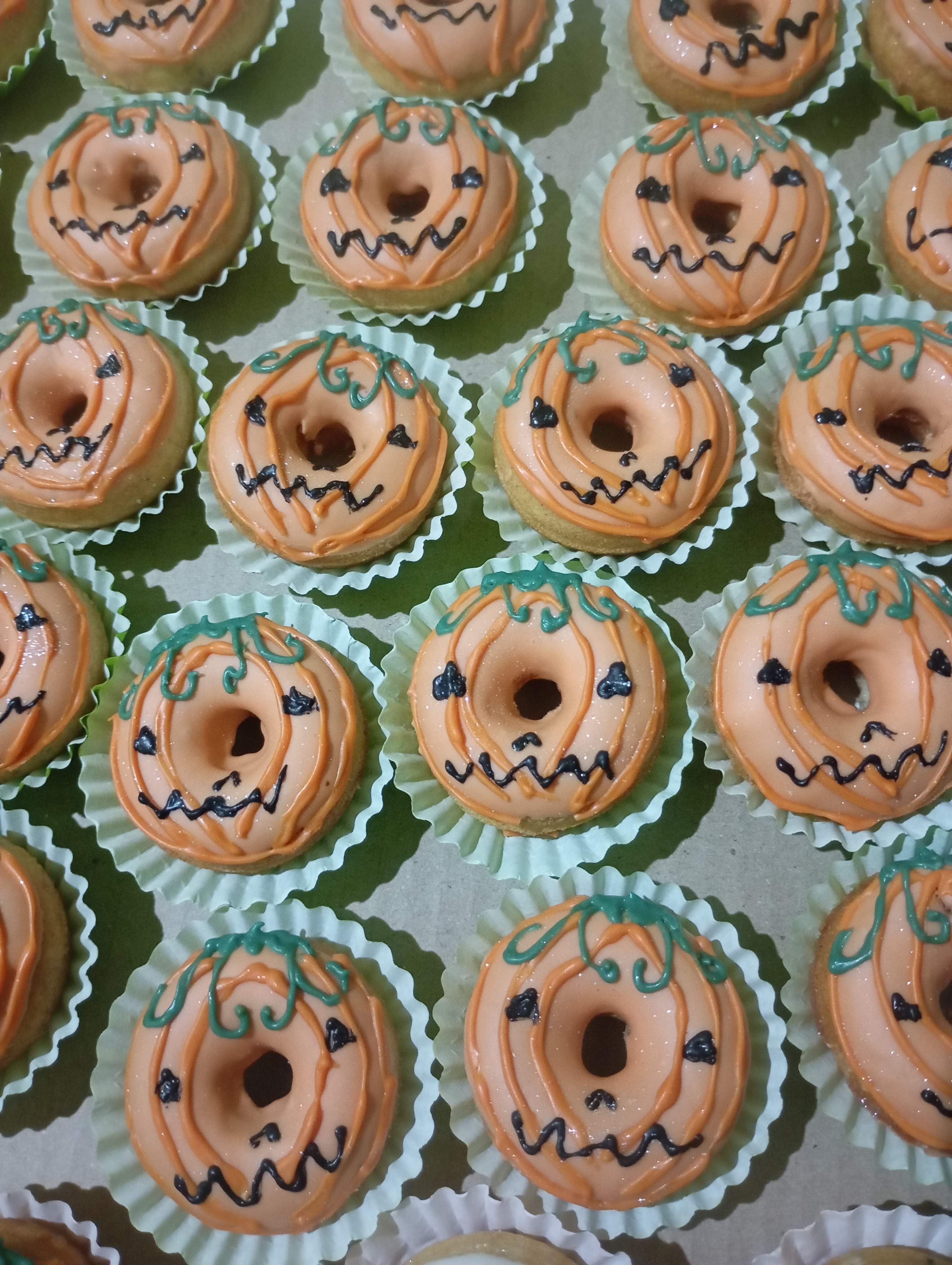 Nini Donuts decorados de abóbora