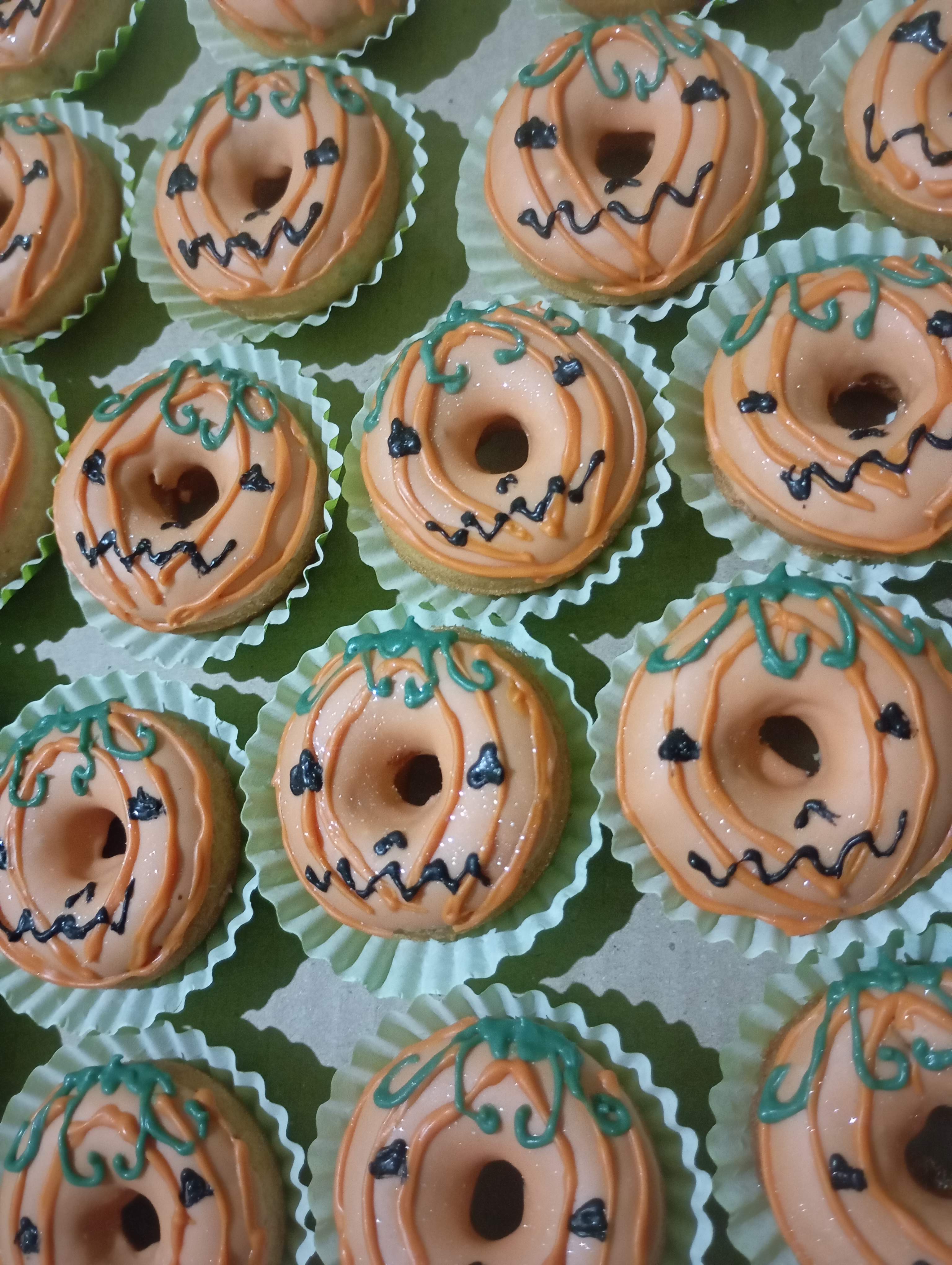 Nini Donuts decorados de abóbora