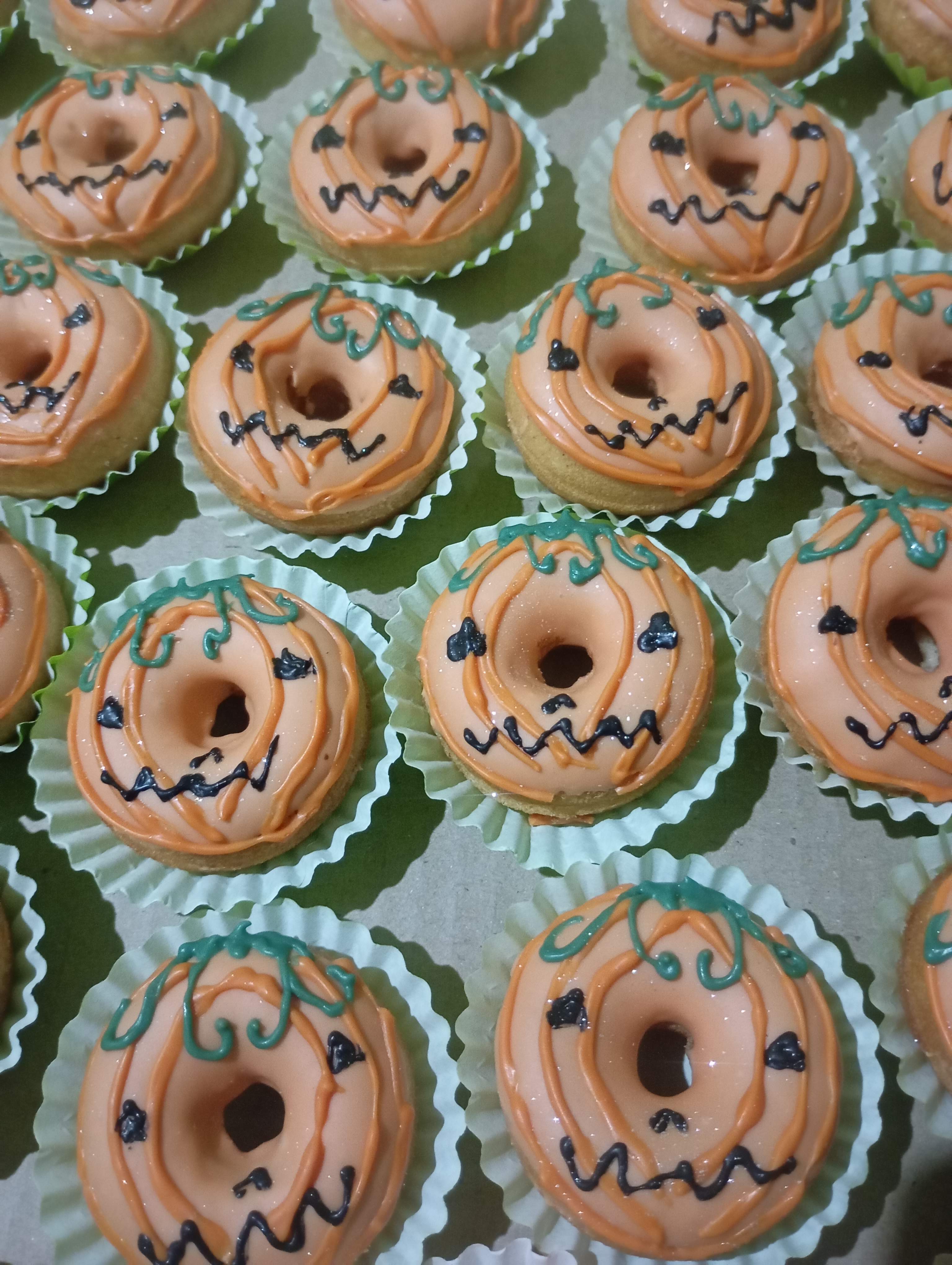 Nini Donuts decorados de abóbora