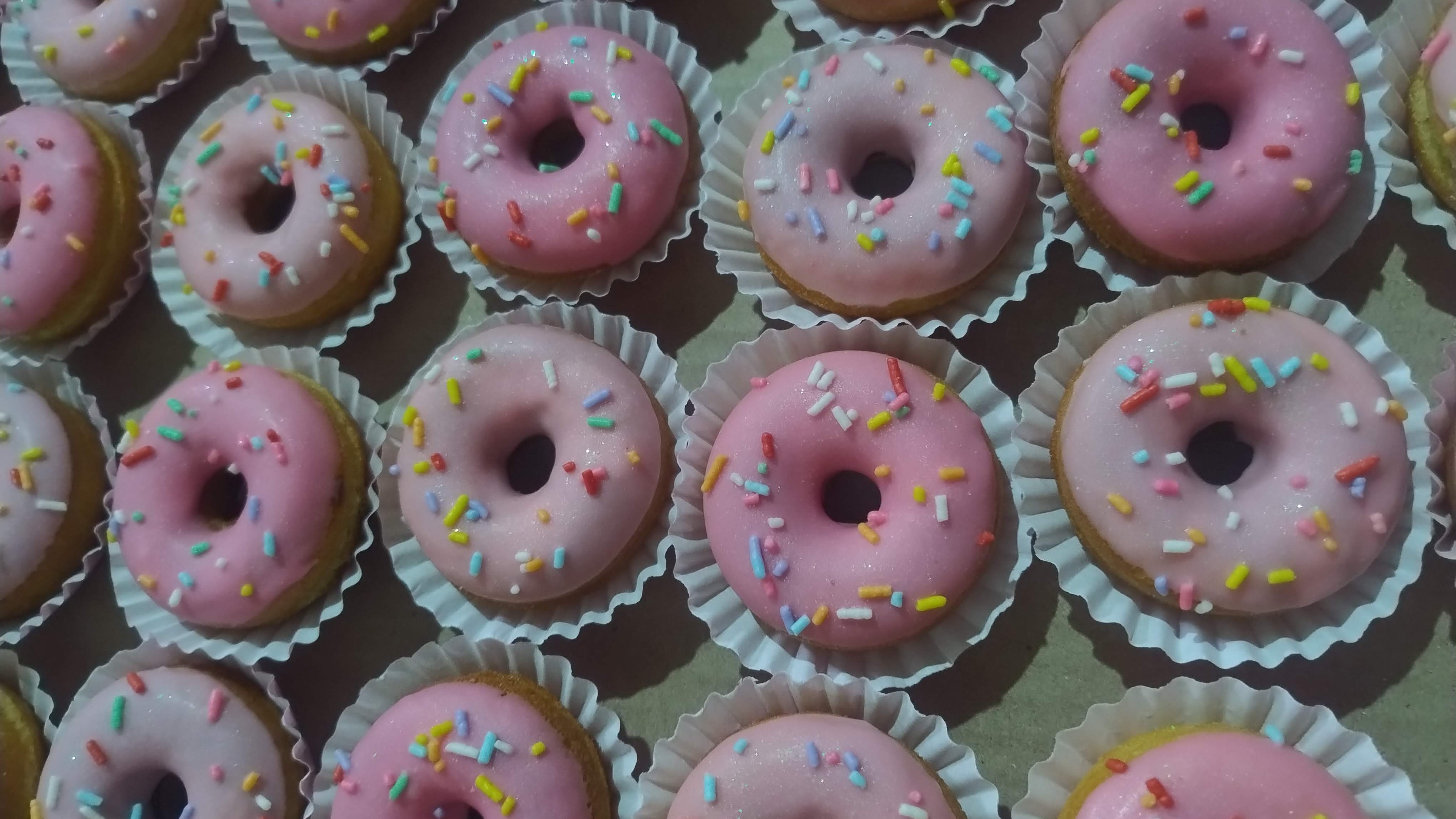 Donuts com cobertura rosa