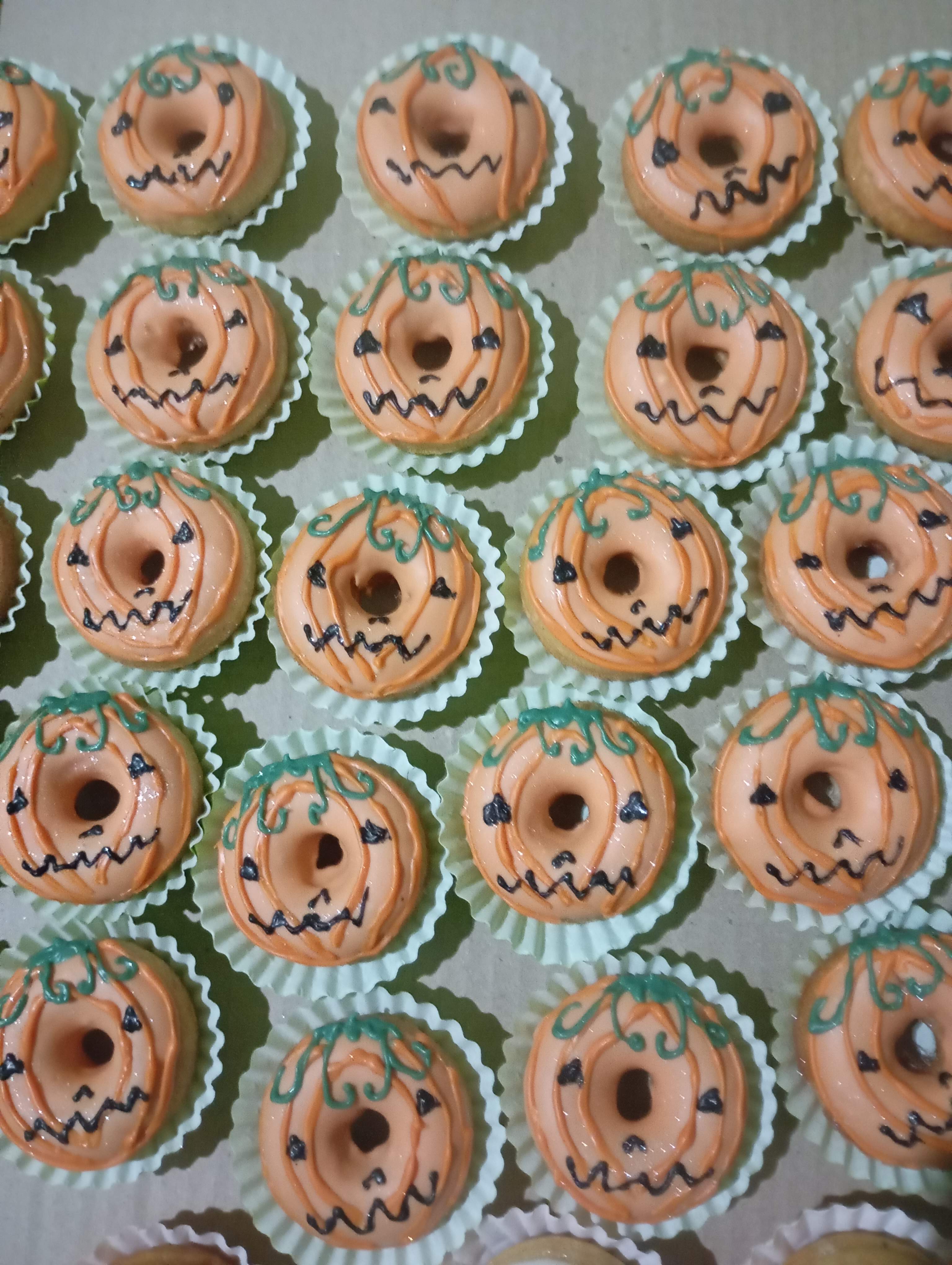 Nini Donuts decorados de abóbora