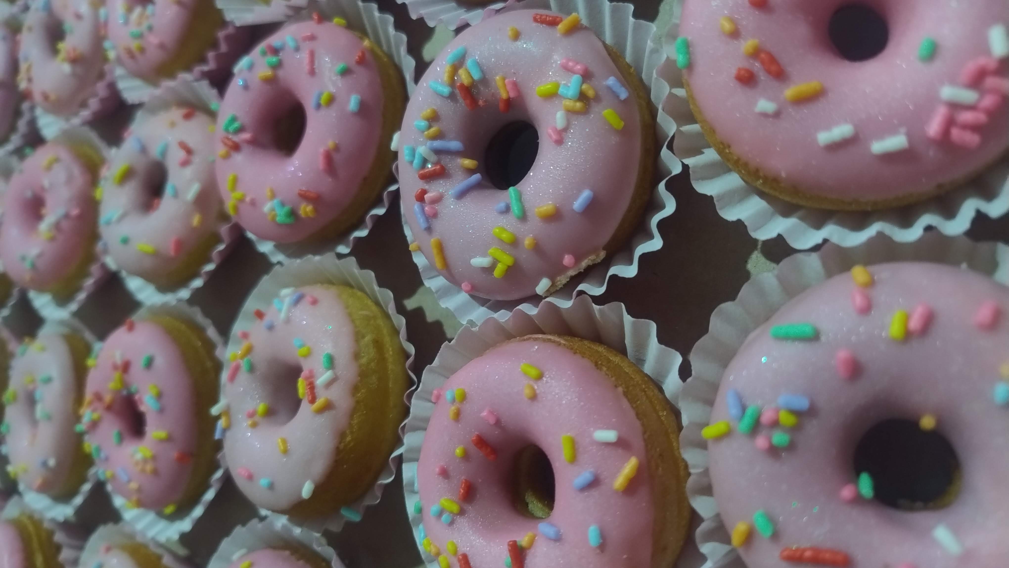 Donuts com cobertura rosa
