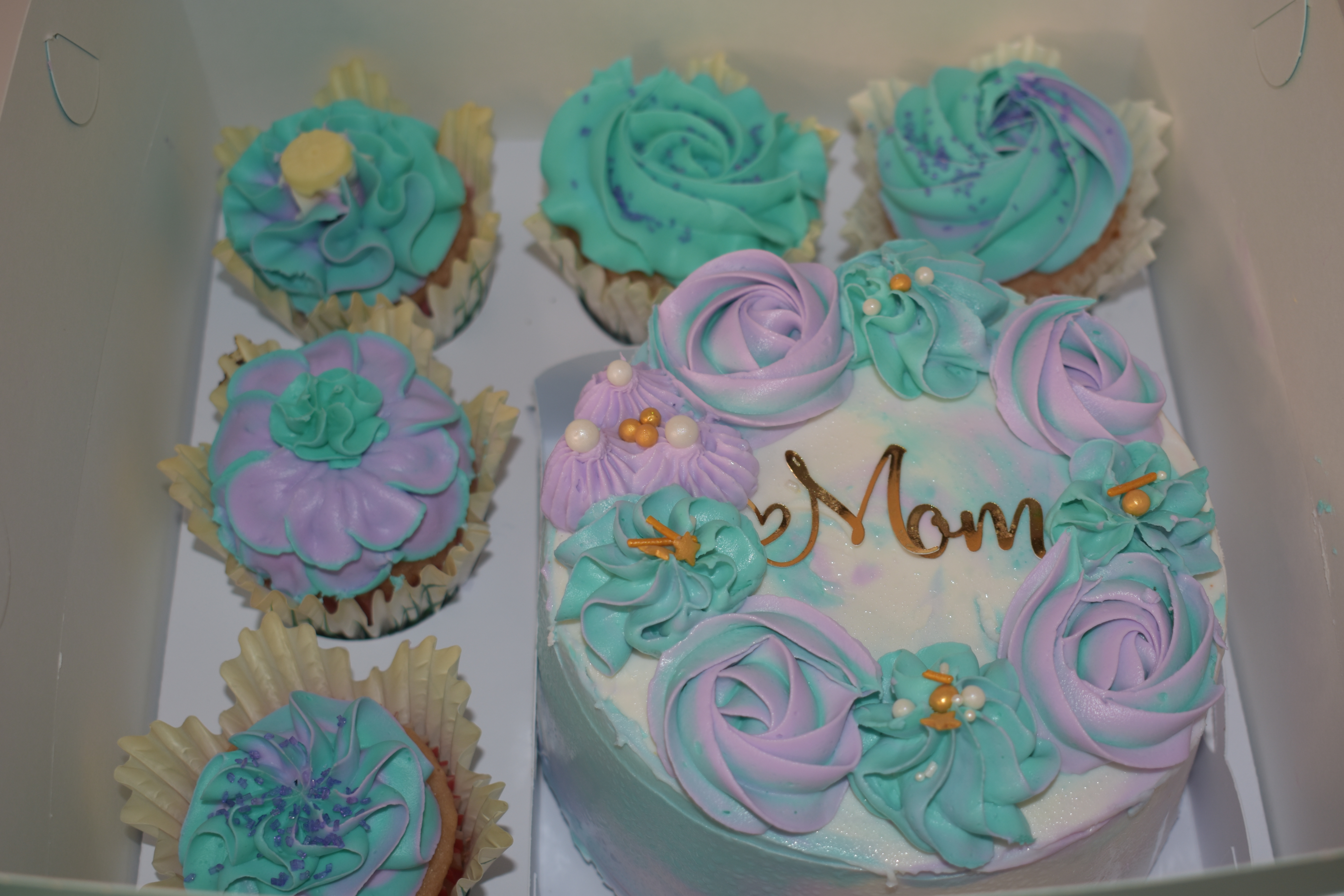 Mother’s Day Flower Cake and Cupcakes Set