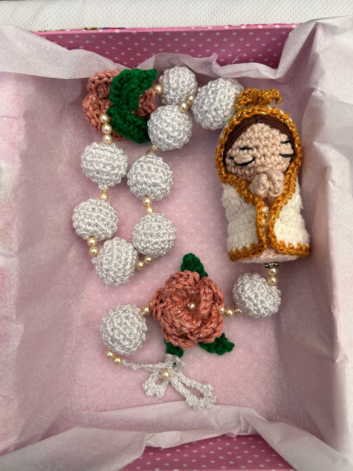Terço artesanal de crochê com Nossa Senhora
