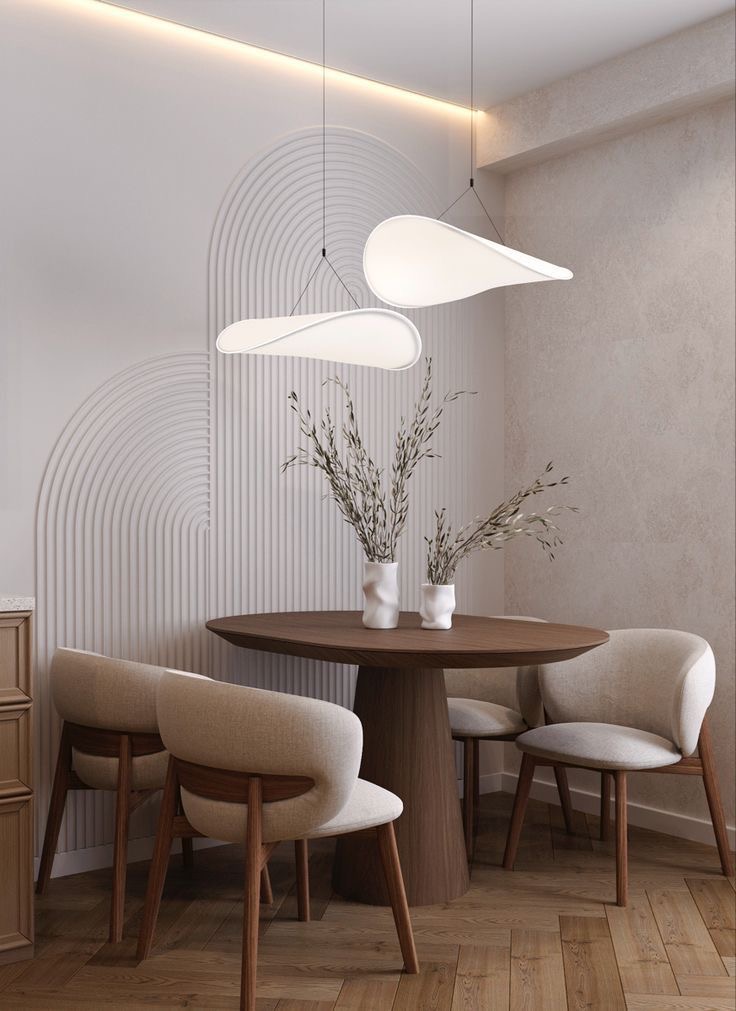 طاولة طعام خشبية دائرية مع أربع كراسي