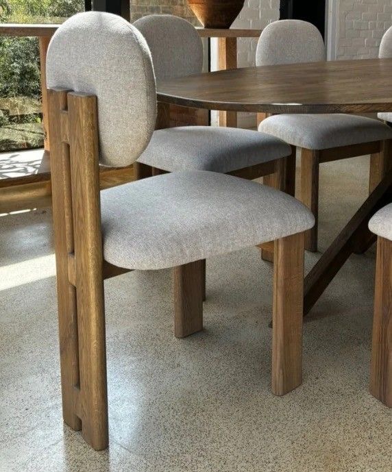 كرسي خشبي عصري