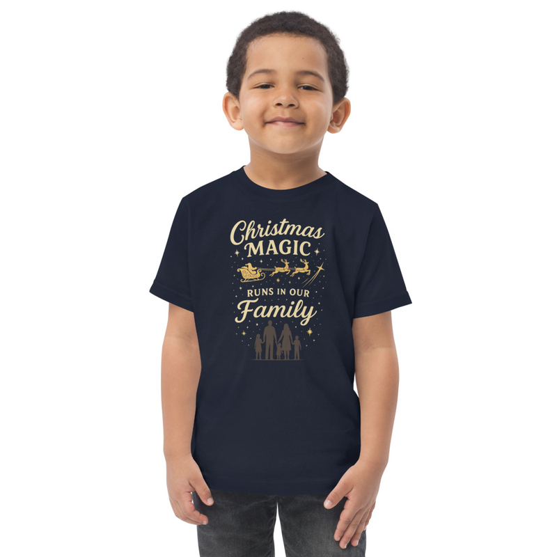 T-shirt Tout-Petit "La Magie de Noël Est Dans Notre Famille" | Haut de Fête Assorti pour Photo de Famille
