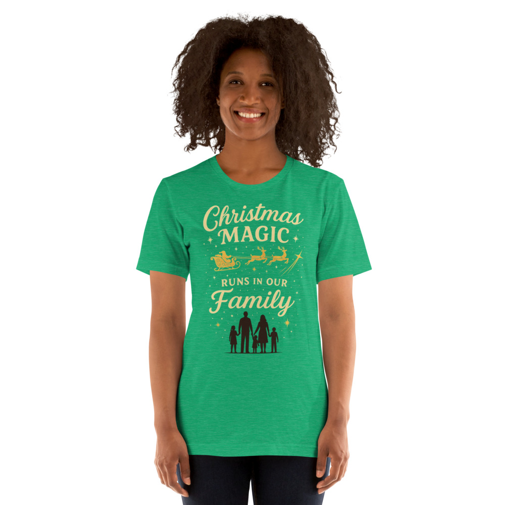 T-shirt Famille Noël 2025 – « La Magie de Noël Est Dans Notre Famille » | Tenue Assortie Unisexe Vert pour Adultes & Enfants | Look de Fête Viral !