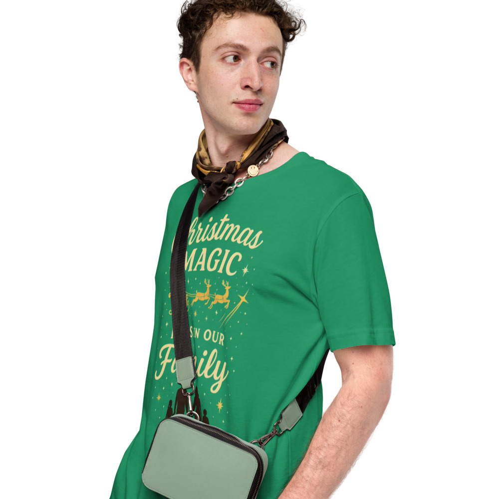 T-shirt Famille Noël 2025 – « La Magie de Noël Est Dans Notre Famille » ???? | Tenue Assortie Unisexe Vert pour Adultes & Enfants | Look de Fête Viral !