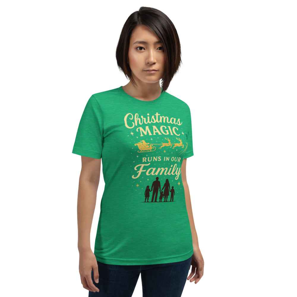 T-shirt Famille Noël 2025 – « La Magie de Noël Est Dans Notre Famille » | Tenue Assortie Unisexe Vert pour Adultes & Enfants | Look de Fête Viral !