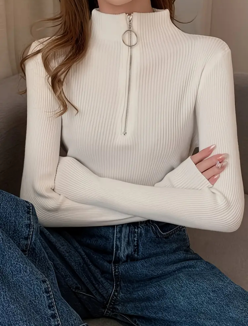 Biały zimowy sweter z golfem