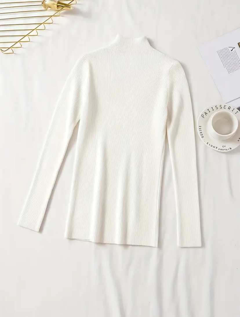 Biały zimowy sweter z golfem