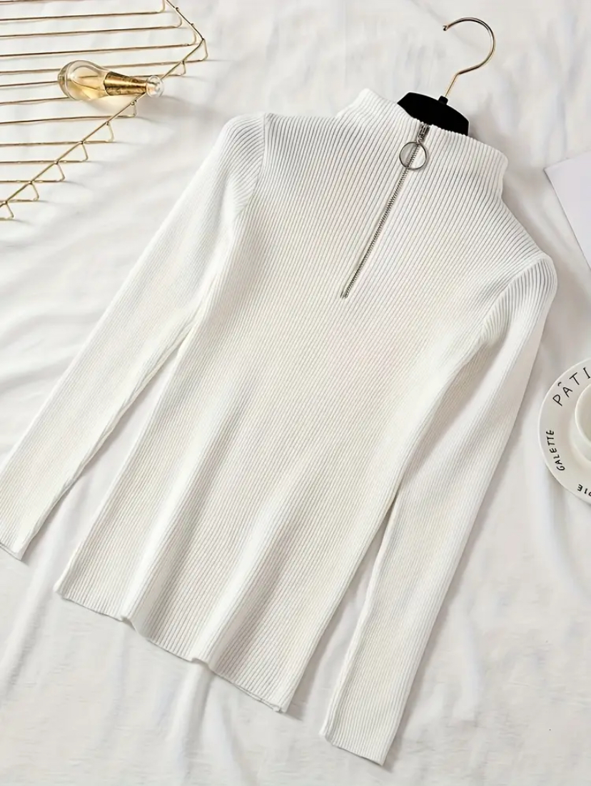 Biały zimowy sweter z golfem