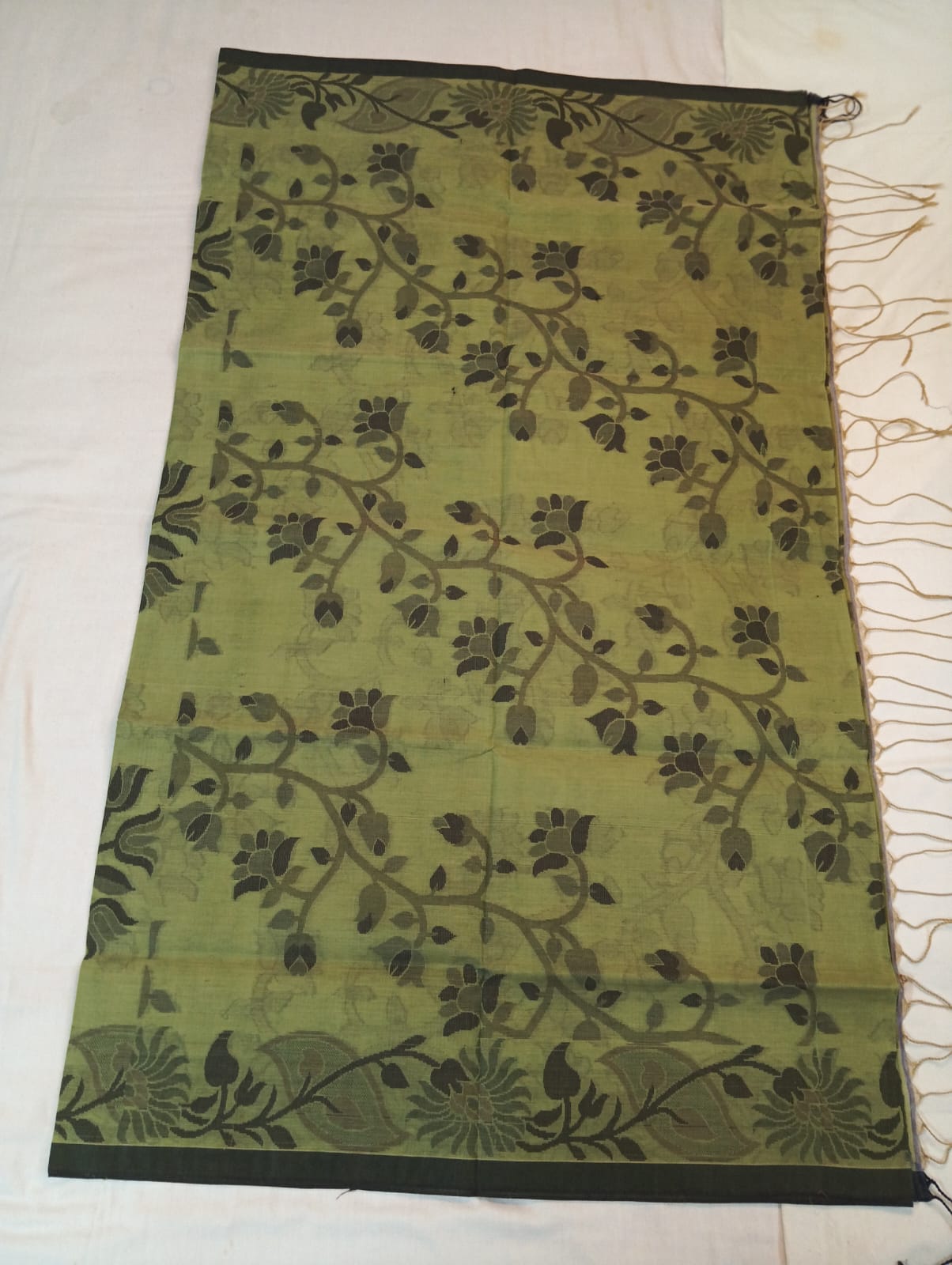 Light Mehendi Bonolota Saree with Dark Green Kolka Motifs & Rich Pallu