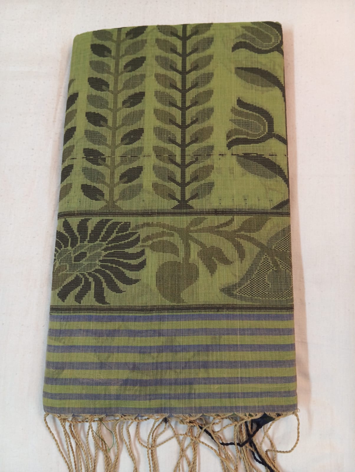 Light Mehendi Bonolota Saree with Dark Green Kolka Motifs & Rich Pallu