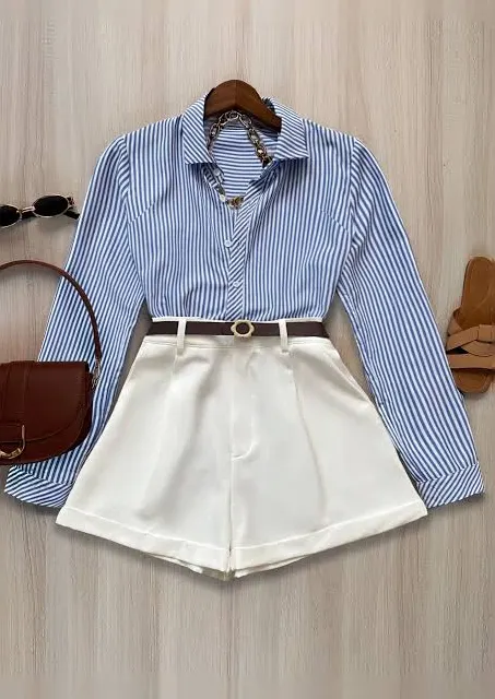 เสื้อเชิ้ตลายทางสีน้ำเงินและกางเกงขาสั้นสีขาว