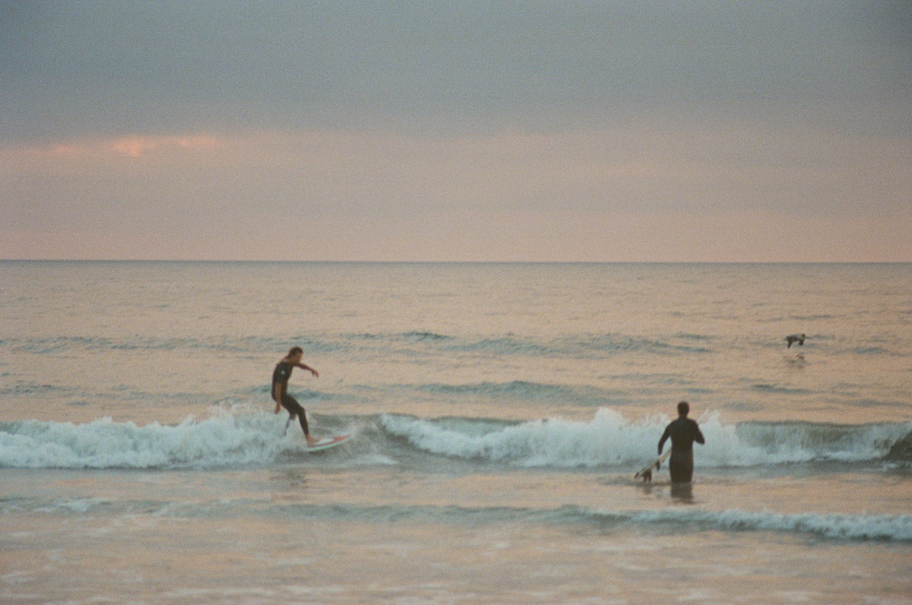 2 surfers