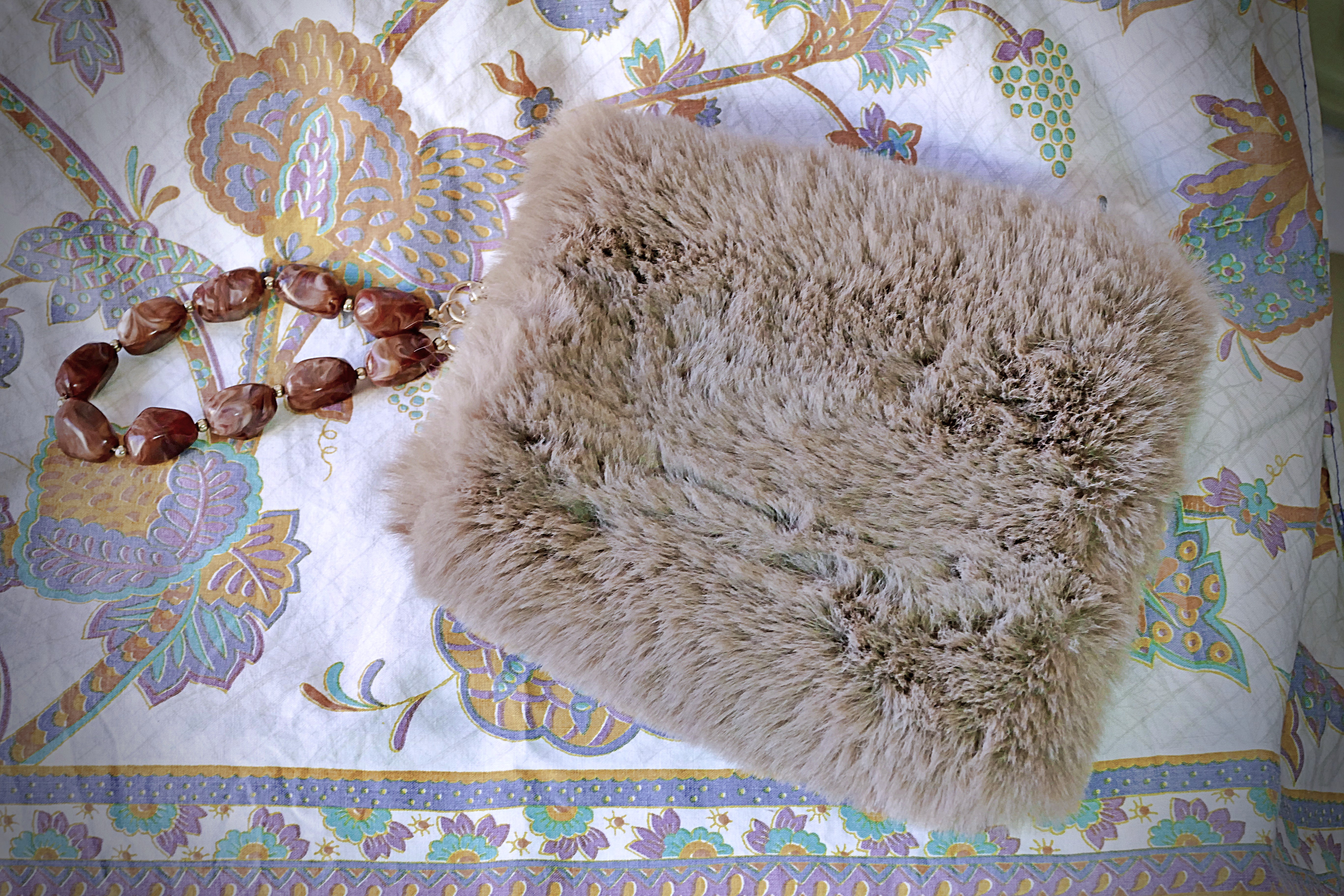 Bolsito de mano de pelo sintético