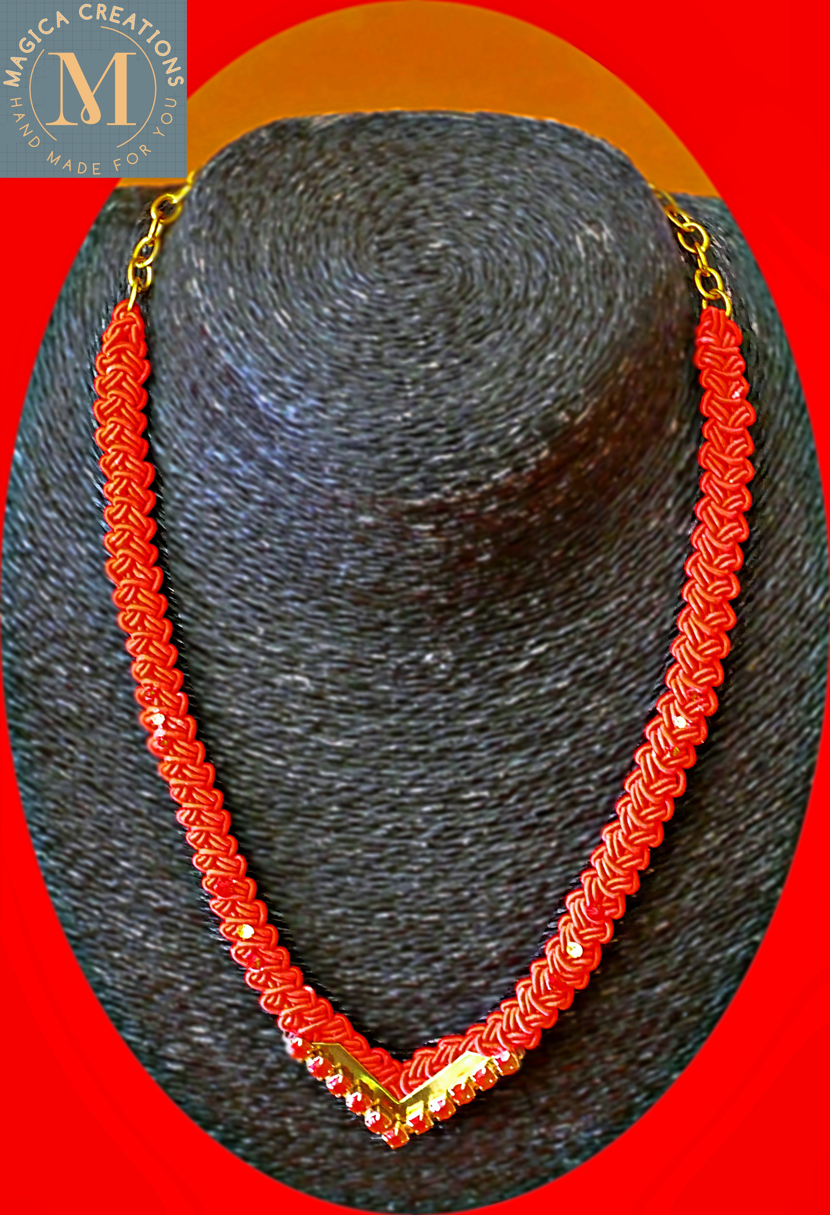 Collar tejido a mano en rojo