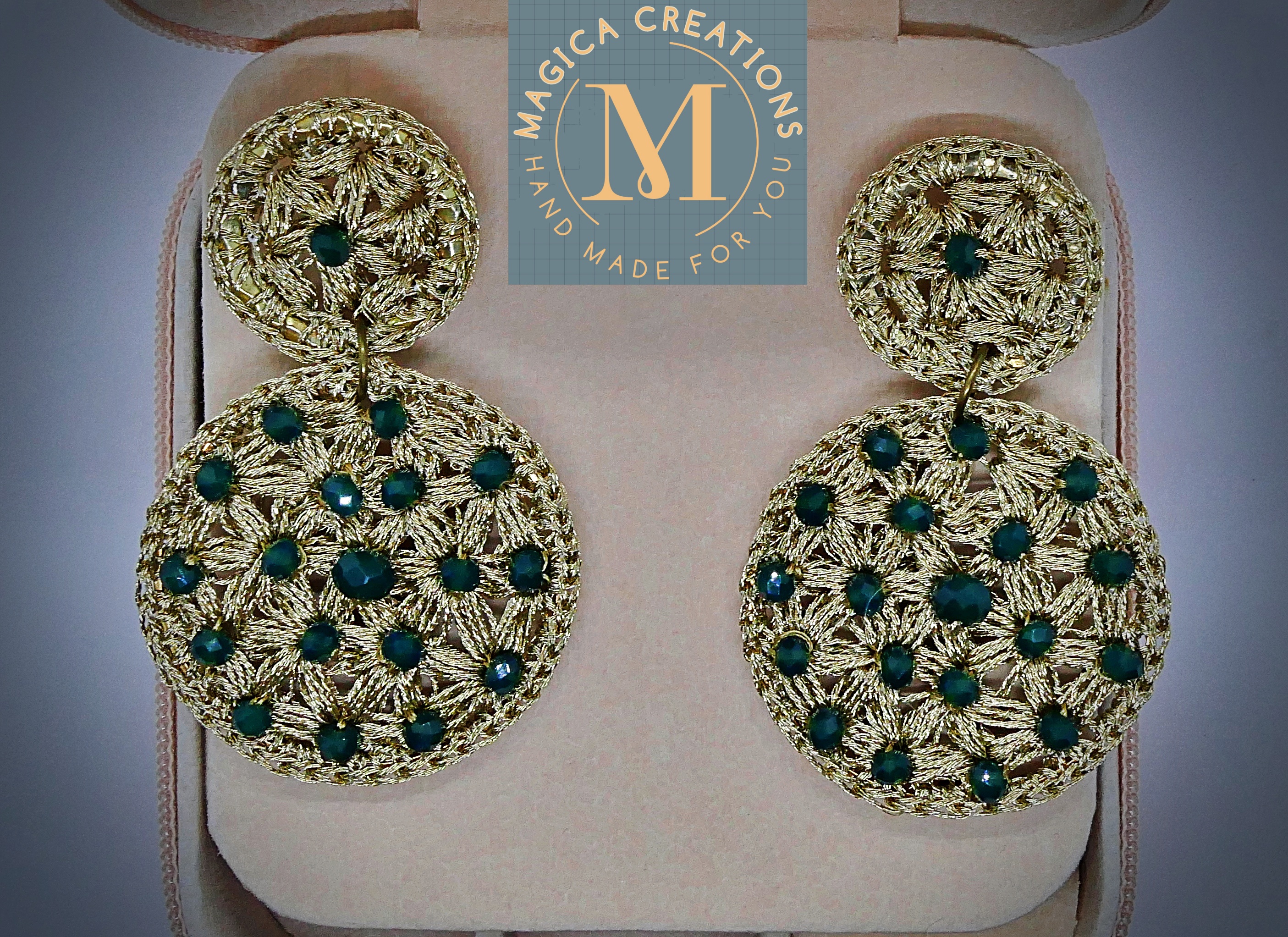 Aretes artesanales de oro y esmeralda