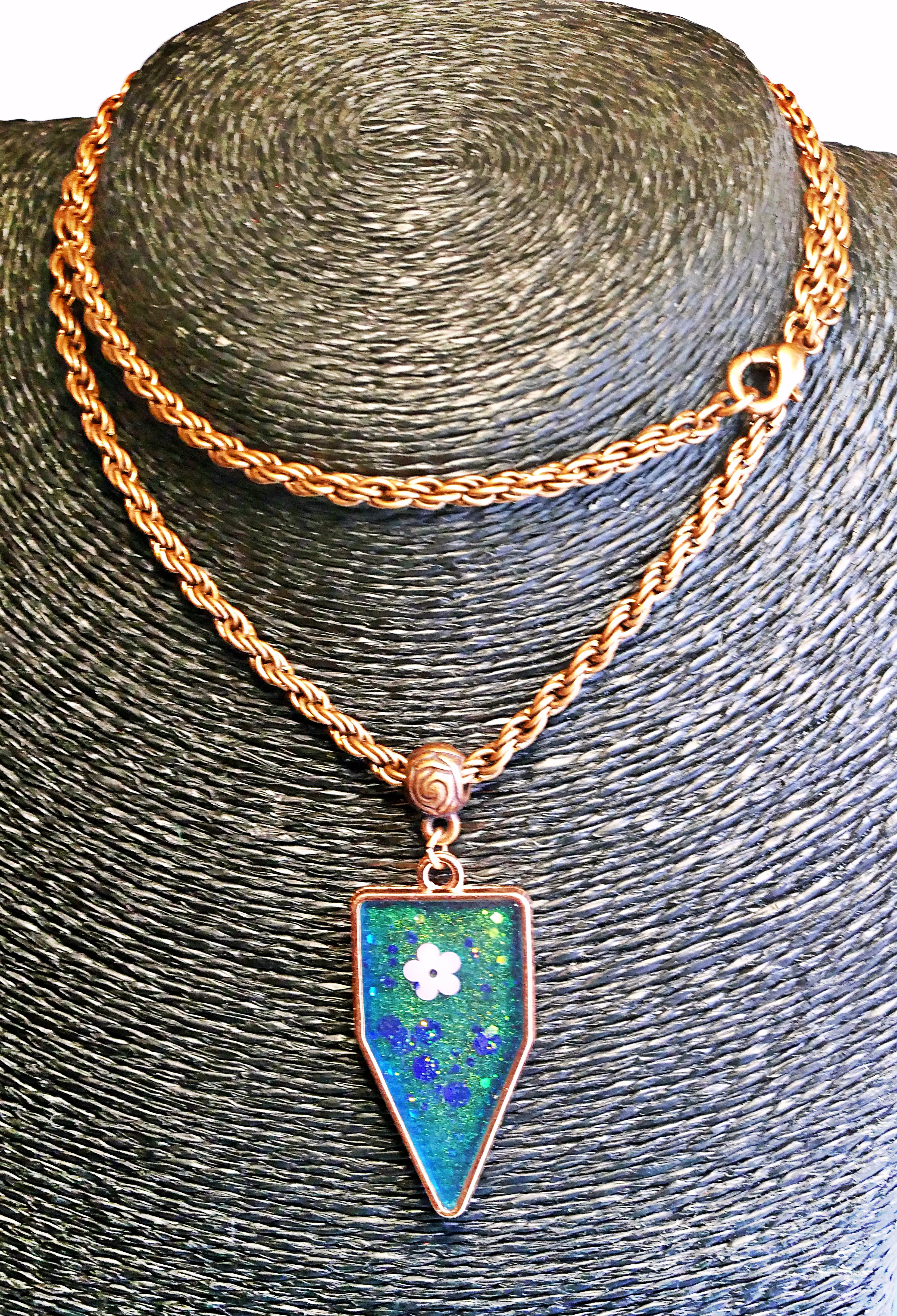 Colgante vintage con cadena dorada