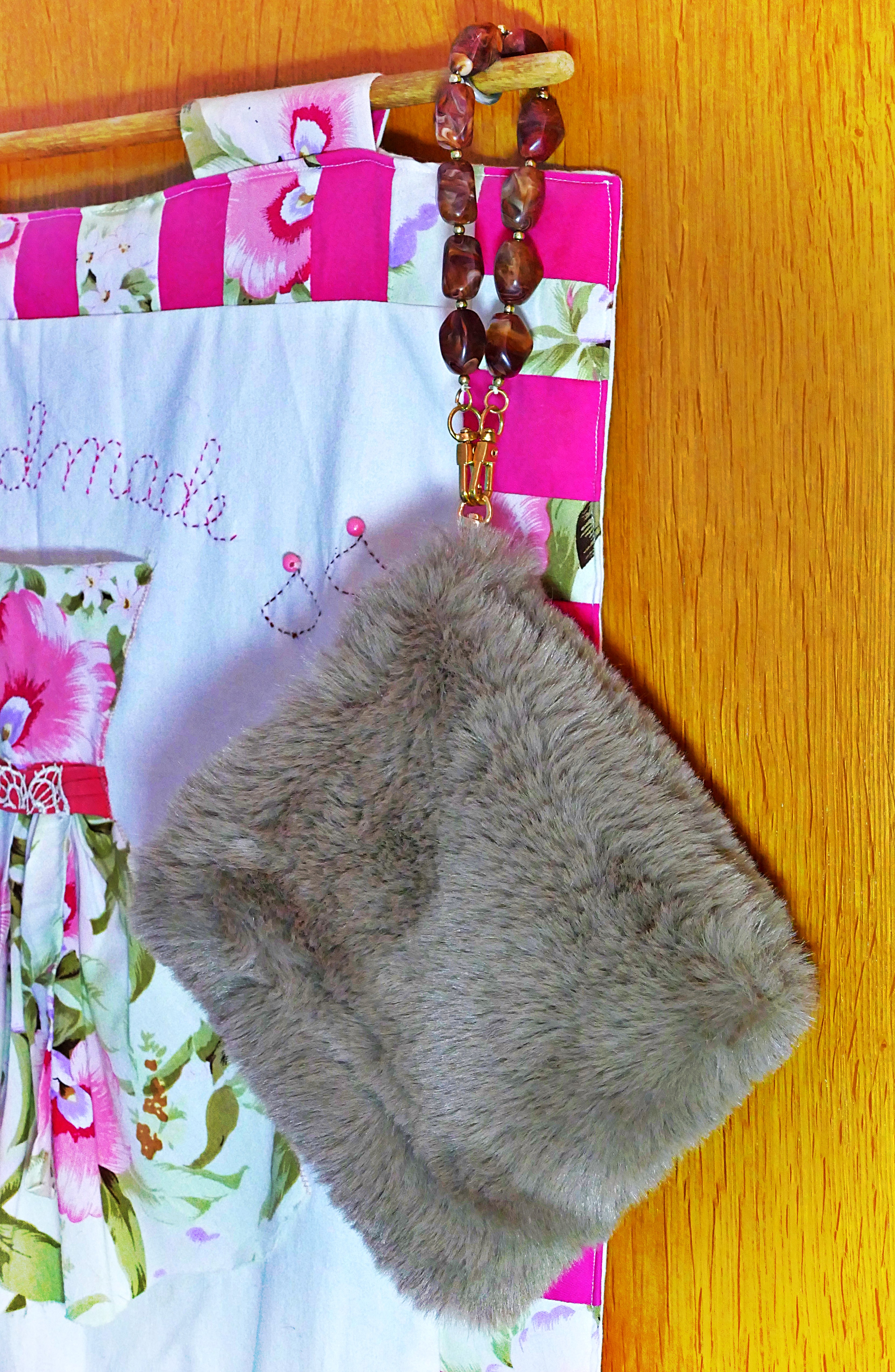 Bolsito de mano de pelo sintético