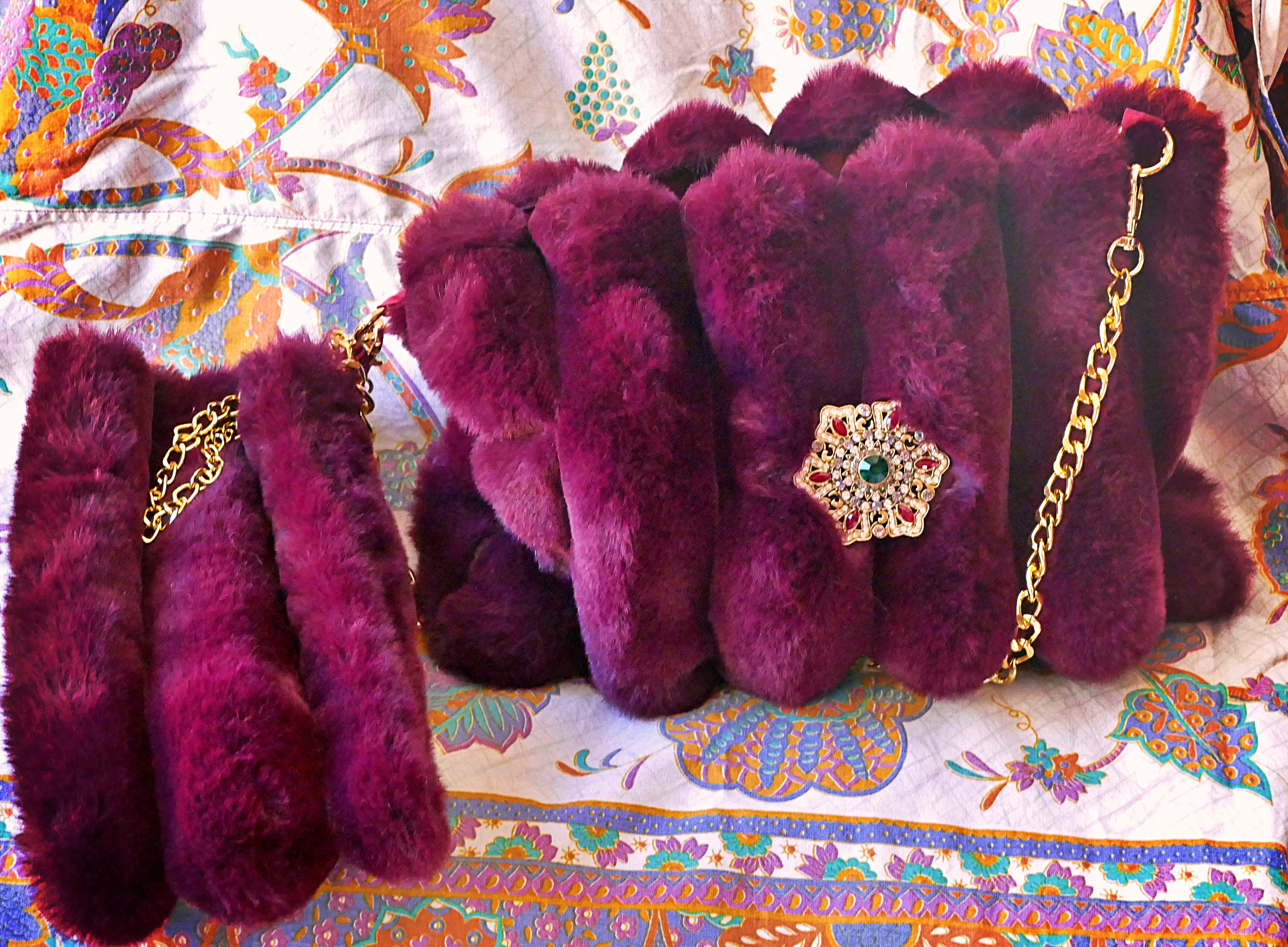 Bolso de peluche morado en conjunto con bolsita para movil 