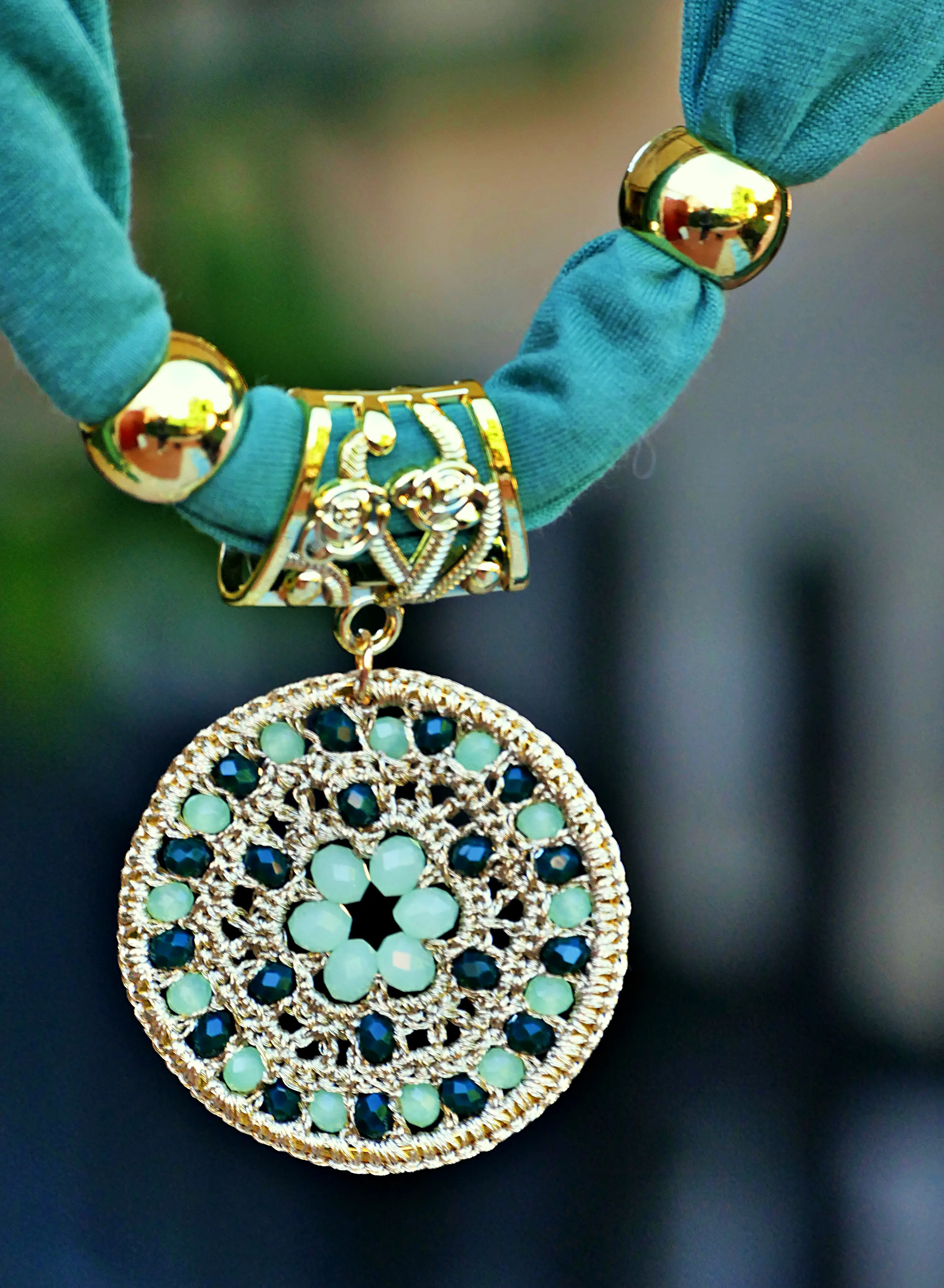 Bufanda verde con colgante decorativo