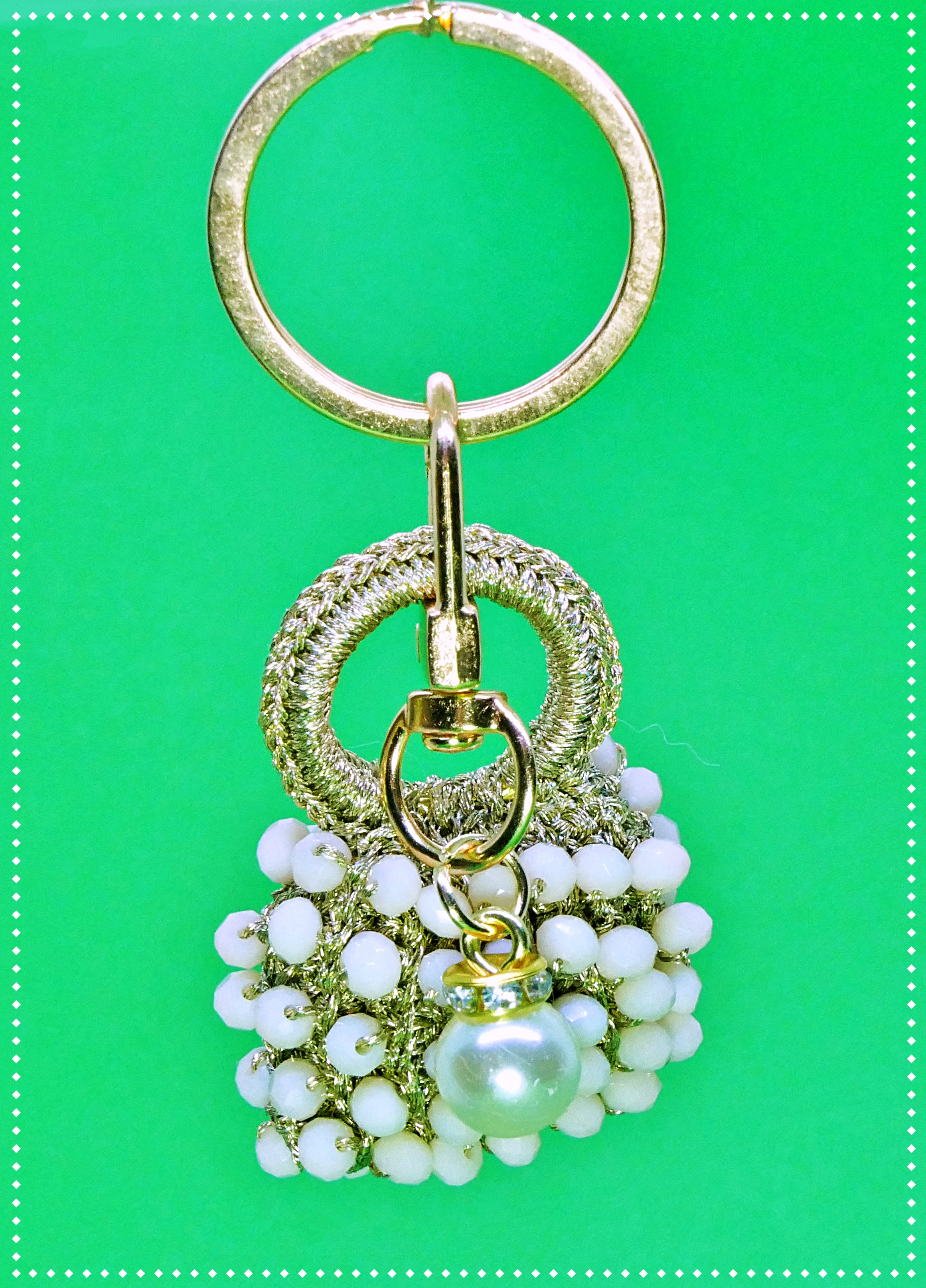 Llavero de crochet en forma de bolsito con abalorios y perla