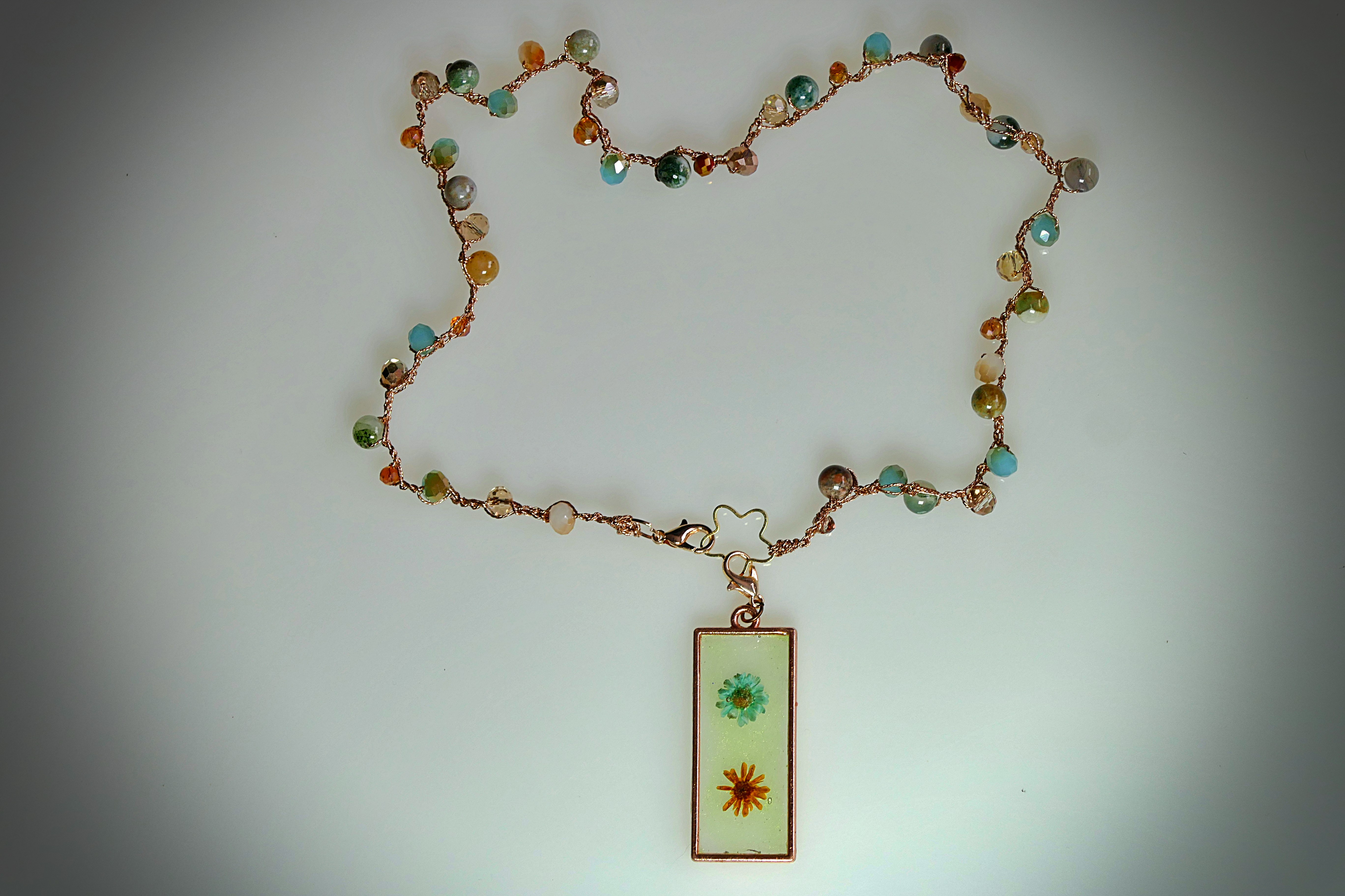 Collar artesanal con colgante de resina