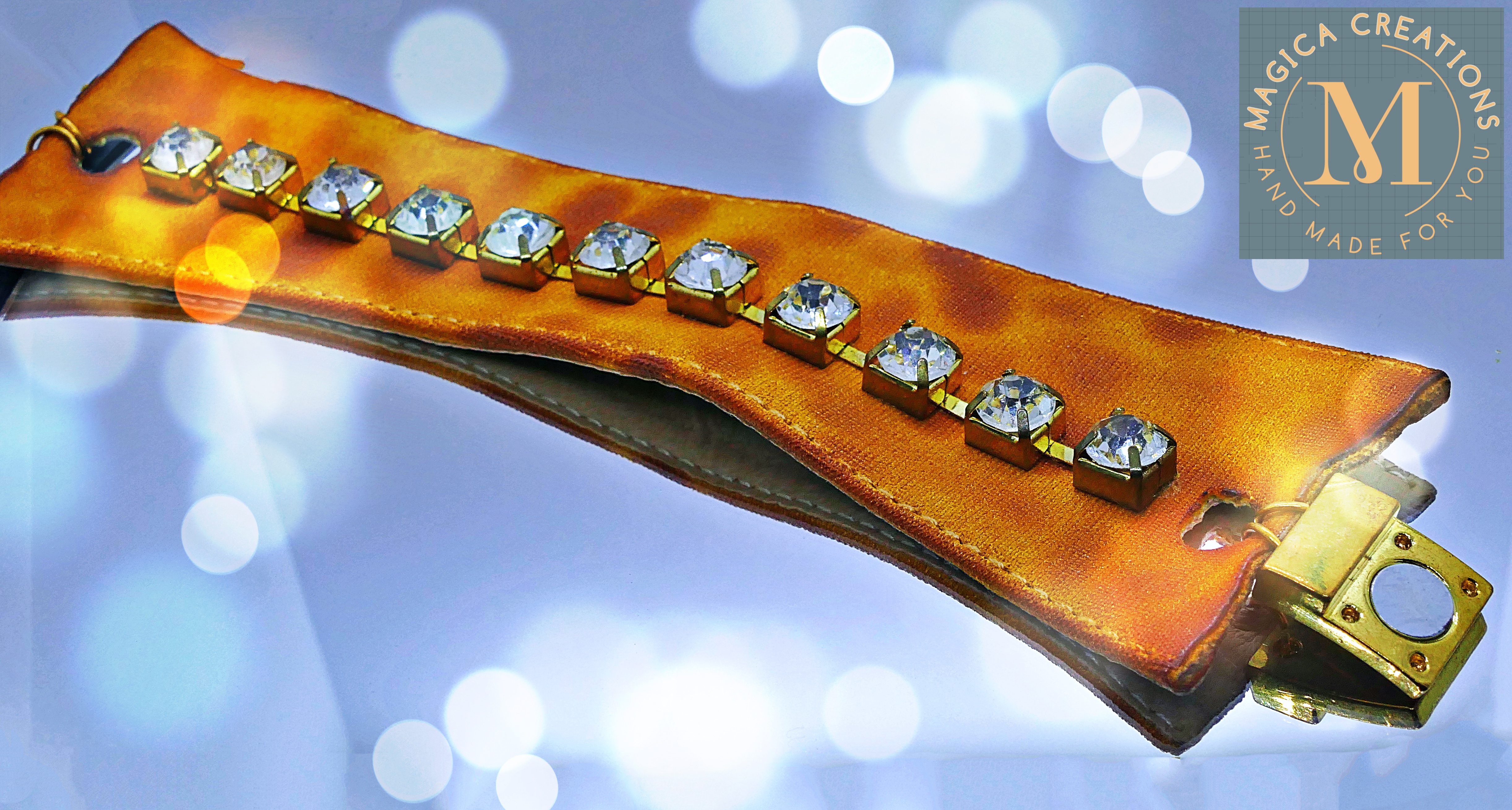 Broche dorado con piedras brillantes