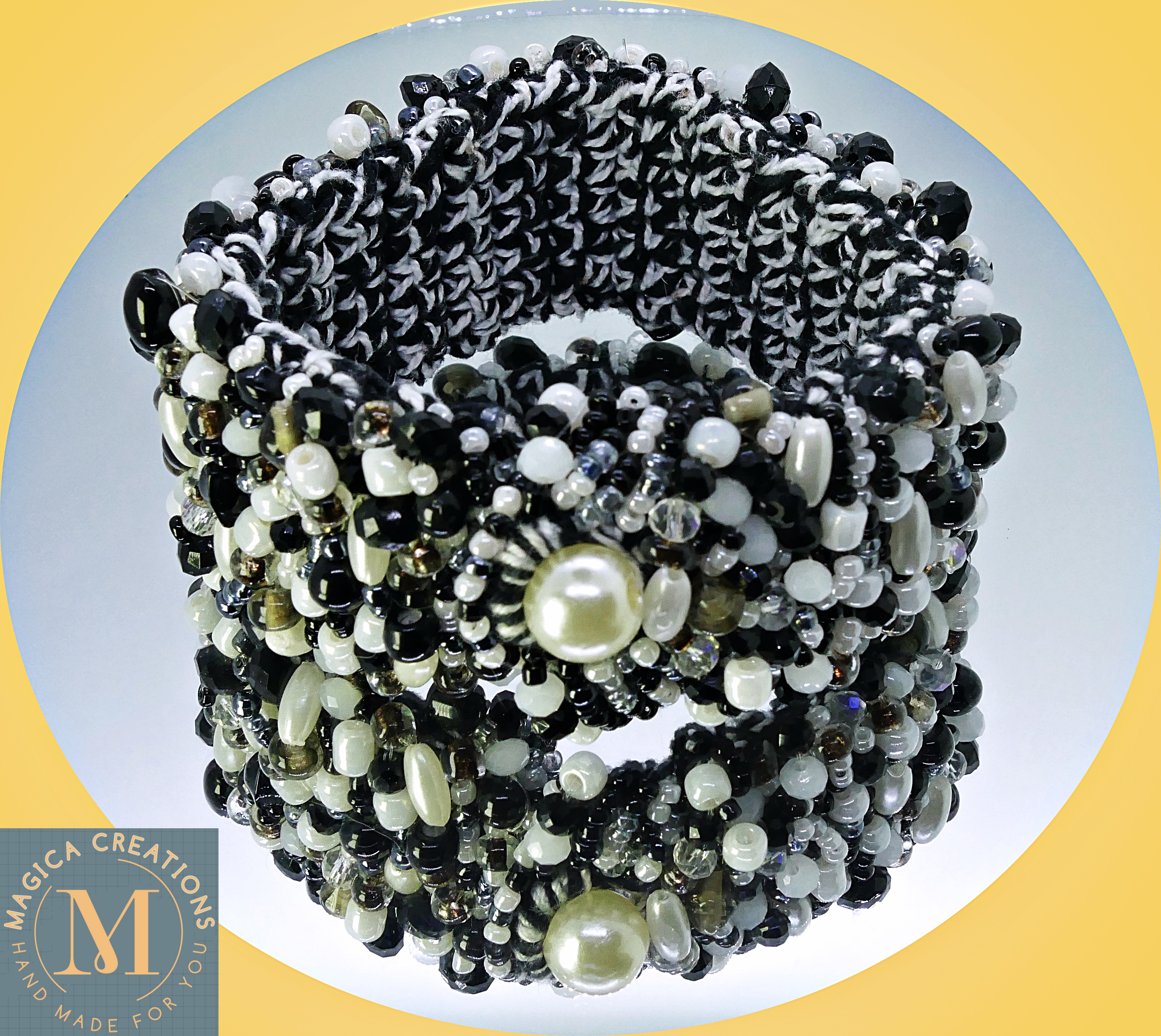 Pulsera de perlas y abalorios