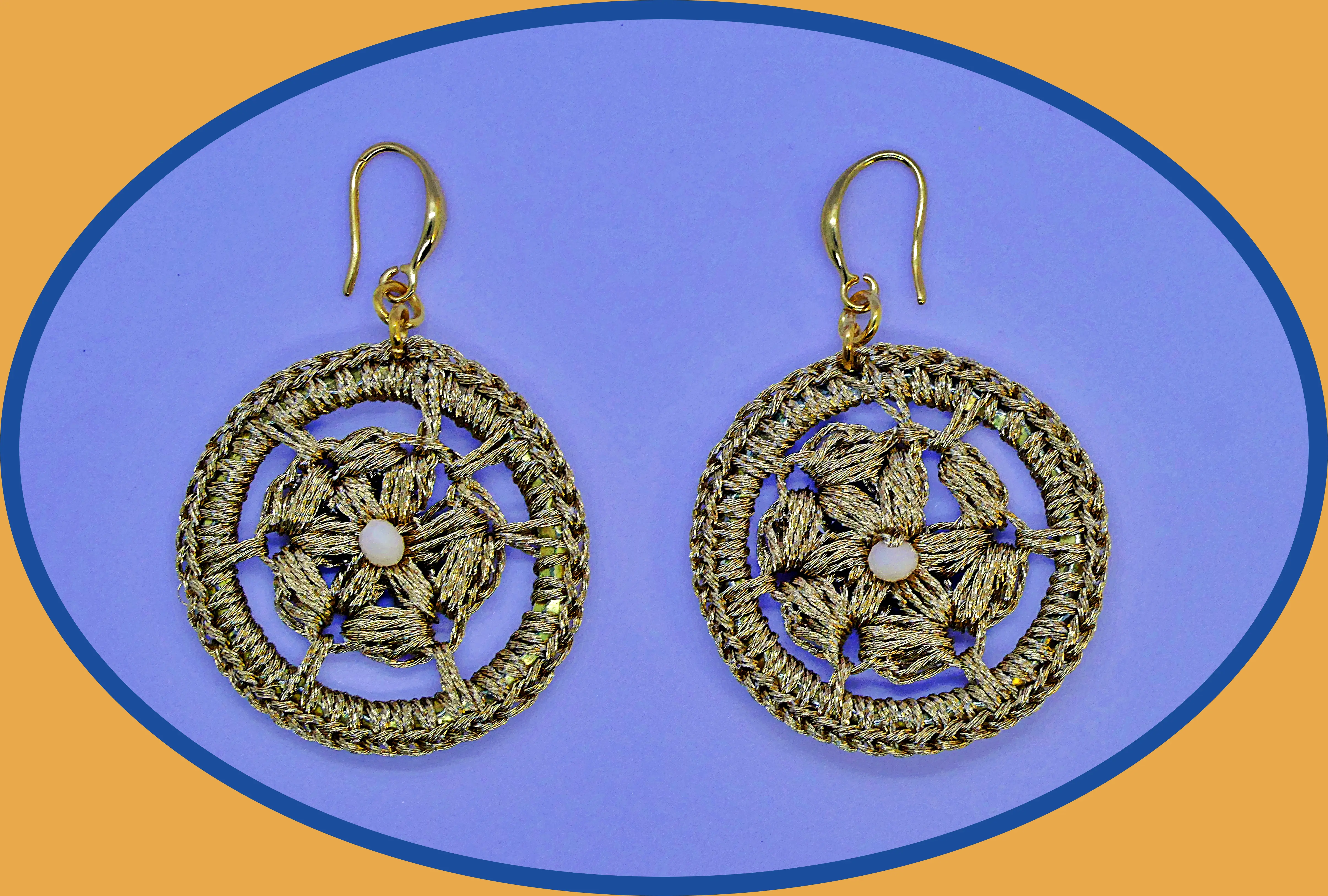 Pendientes artesanales dorados