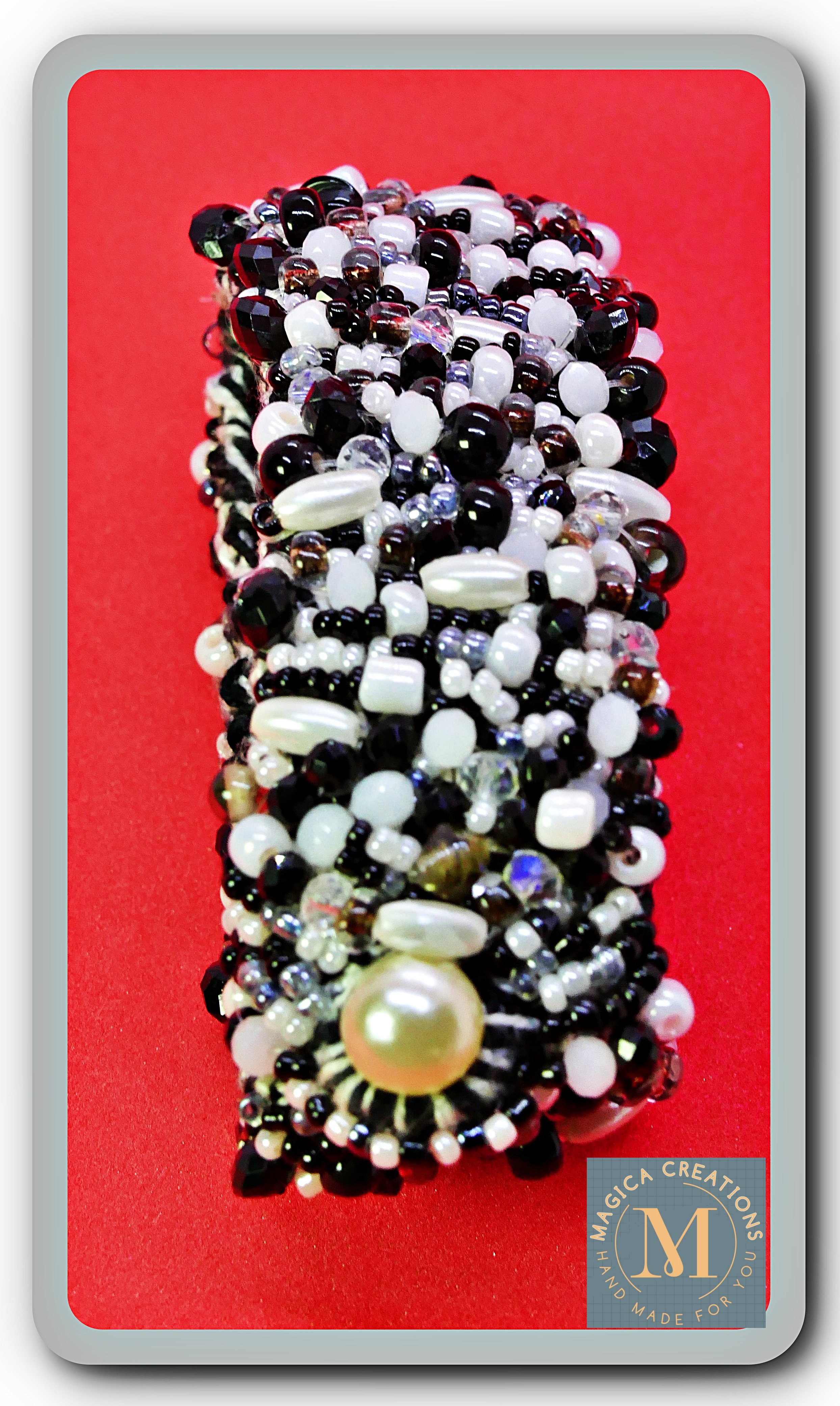 Pulsera de perlas y abalorios