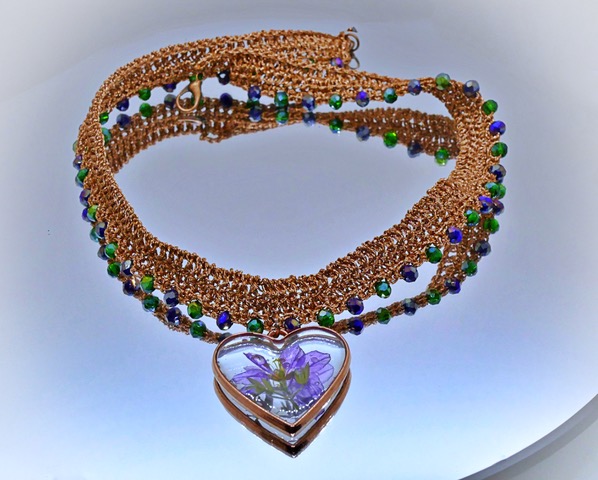 Collar gargantilla de crochet con corazon de resina