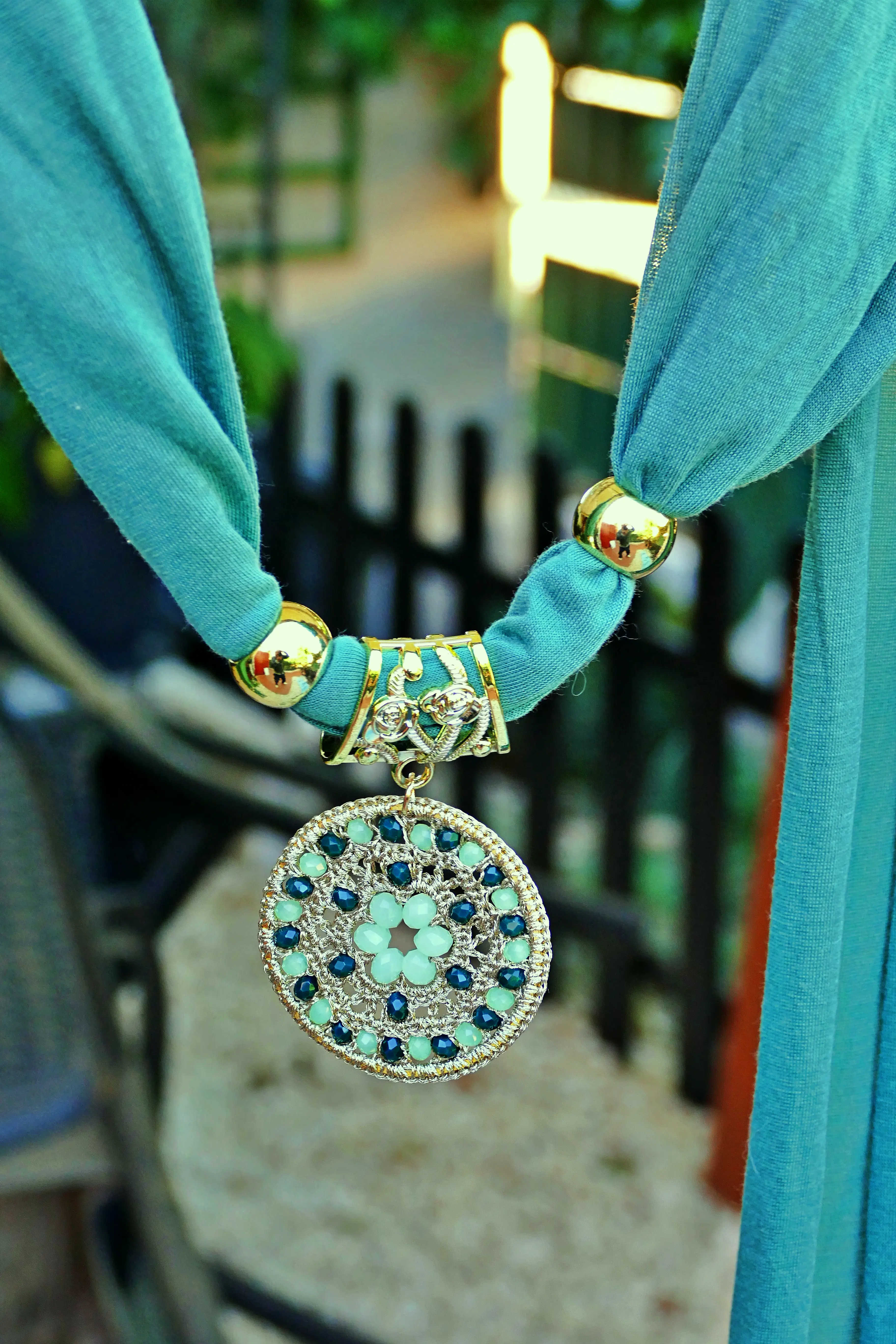 Bufanda verde con colgante decorativo