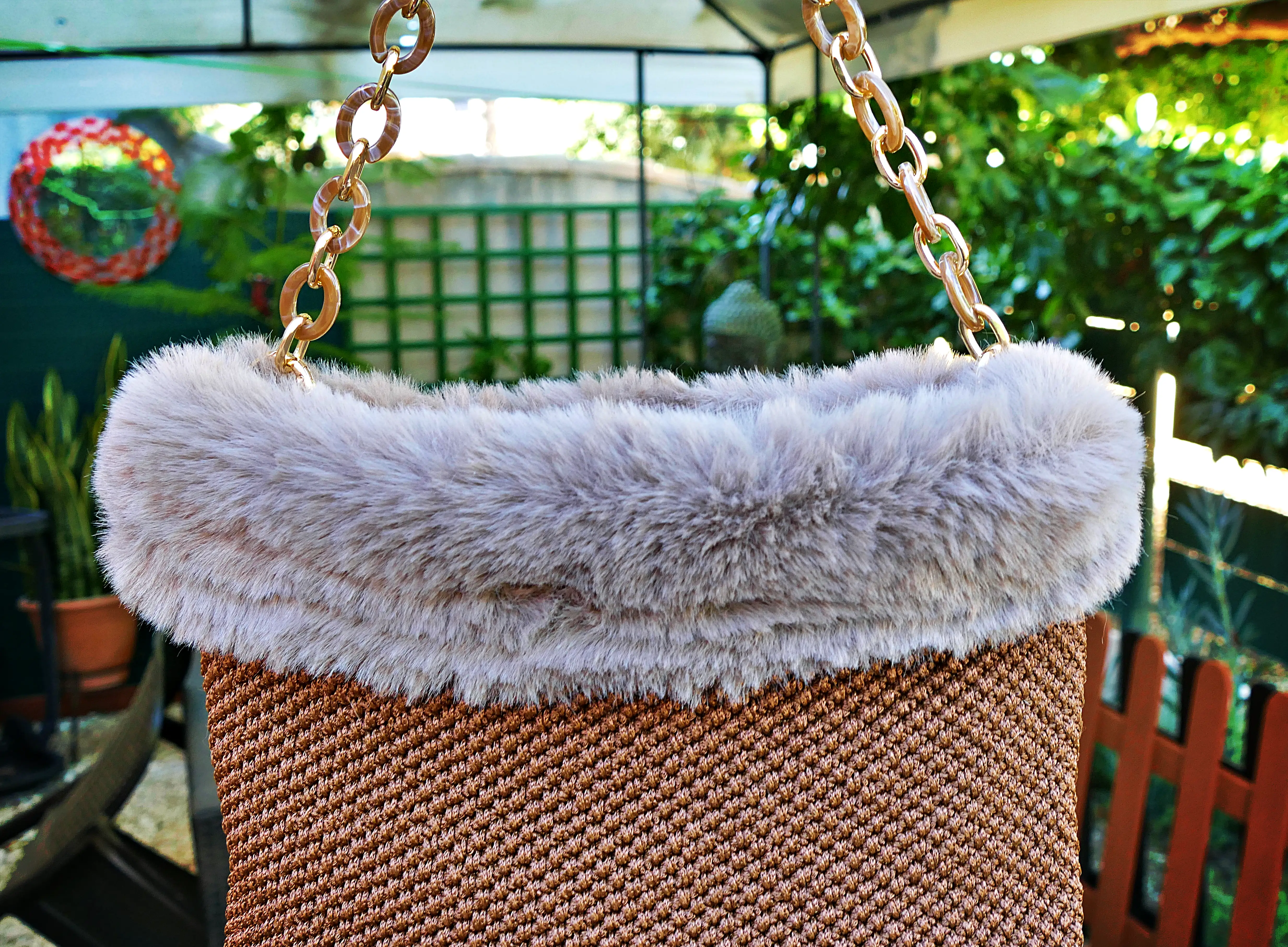 Bolso de mano elegante con borde de pelo ecológico