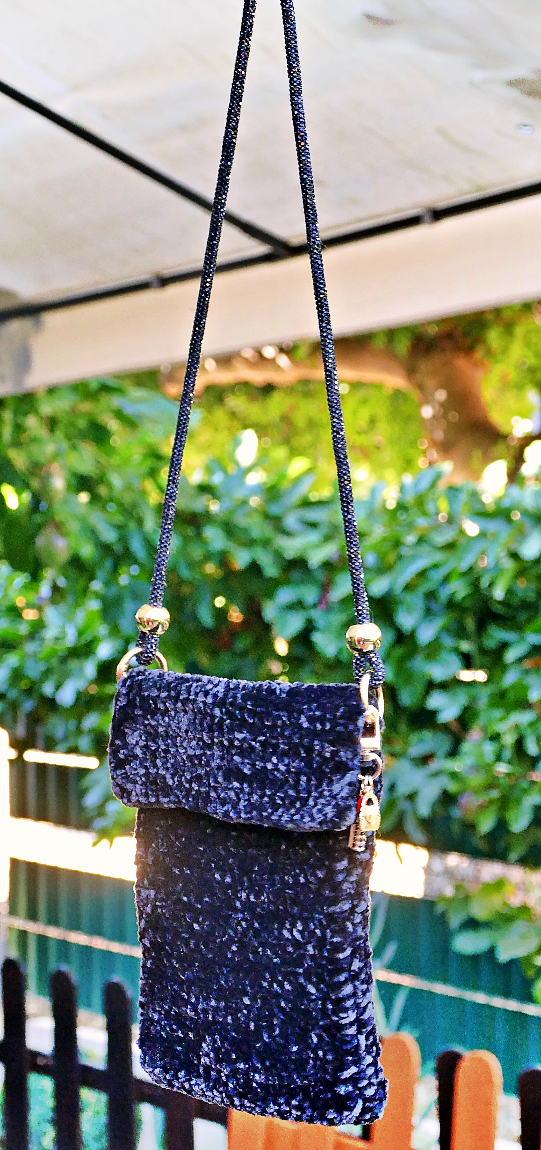 Bolso de movil en terciopelo negro