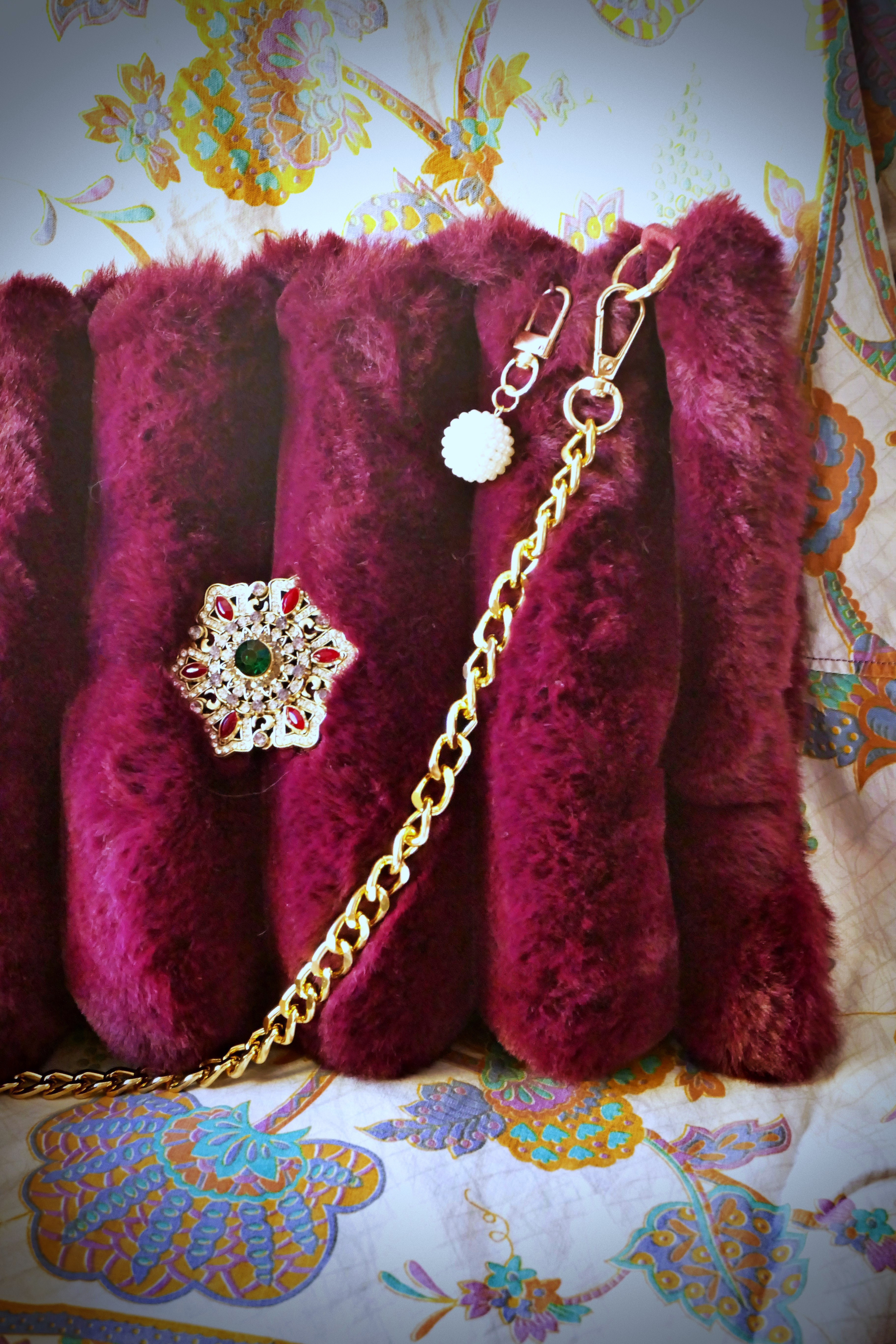 Bolso de peluche morado en conjunto con bolsita para movil 