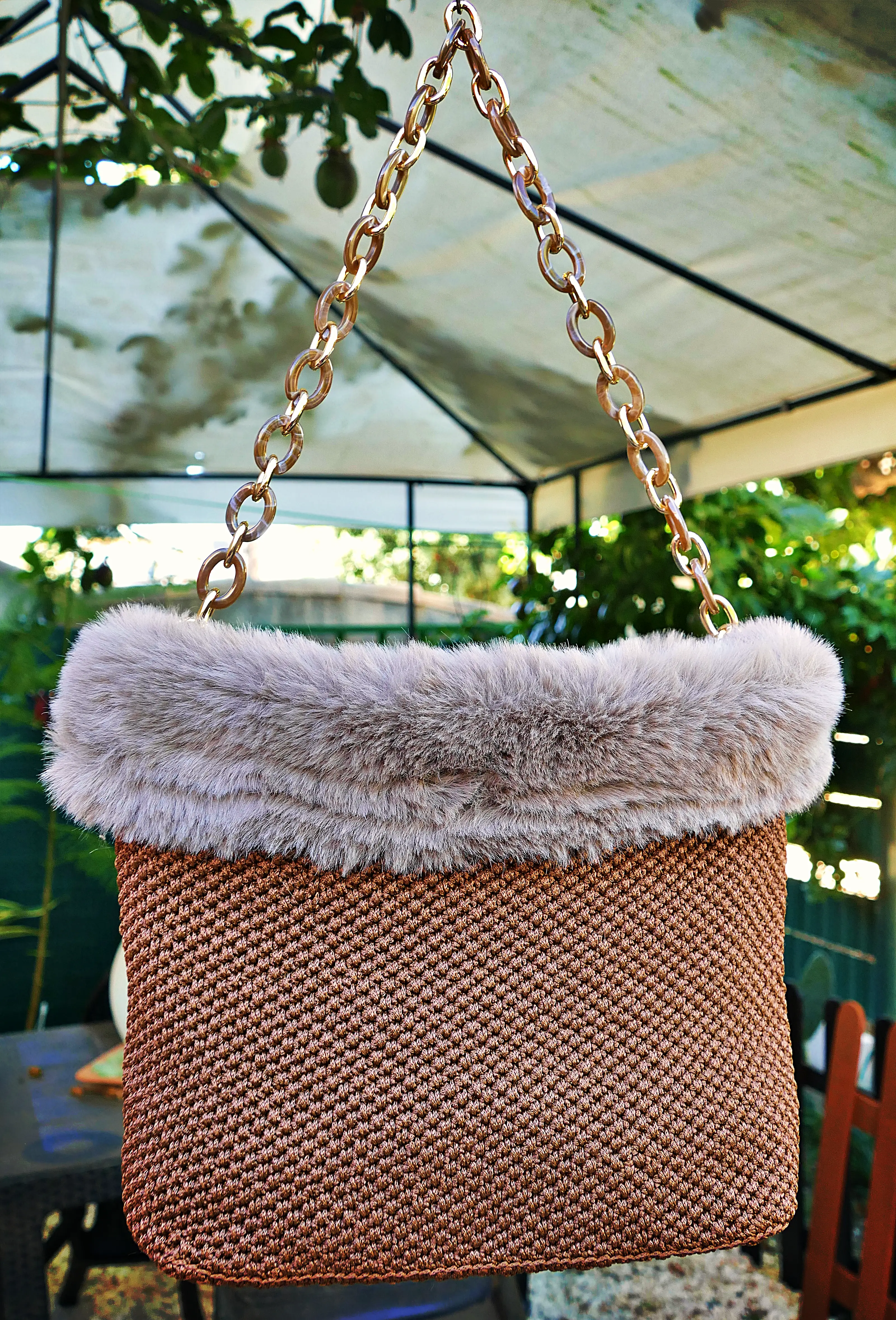 Bolso de mano elegante con borde de pelo ecológico
