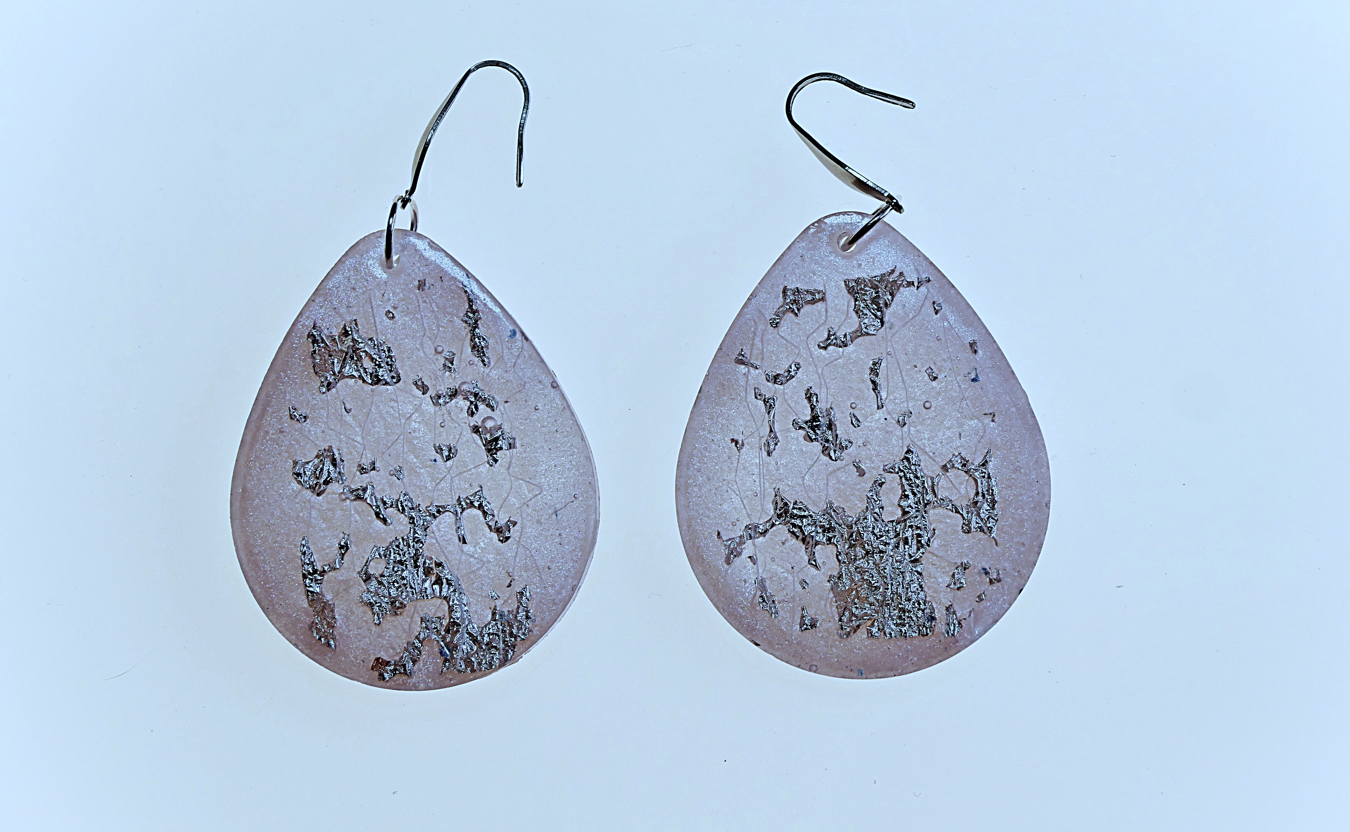 Pendientes artesanales de resina