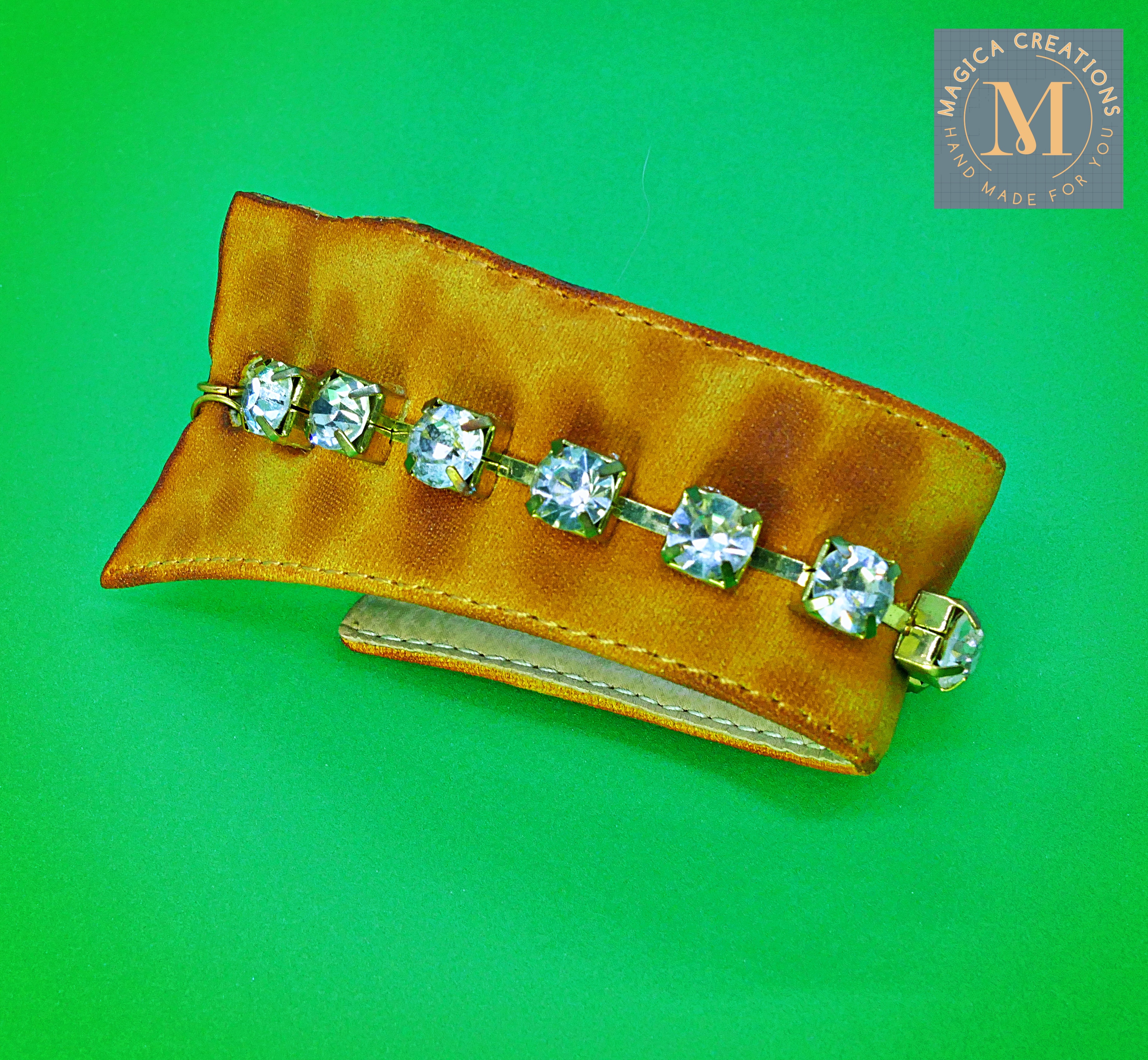 Broche dorado con piedras brillantes