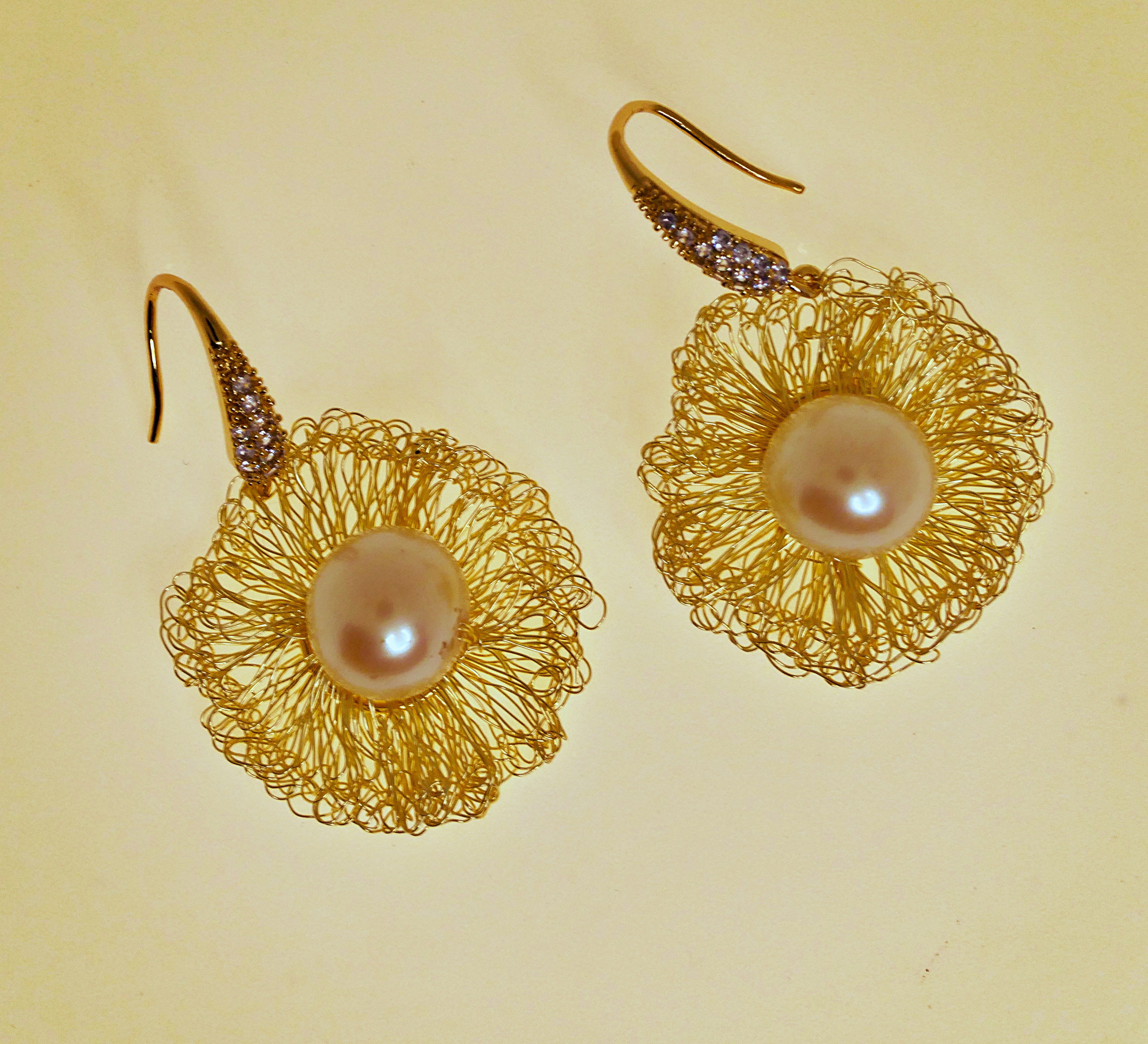 Pendientes de metal tejido a mano de crochet con perlas